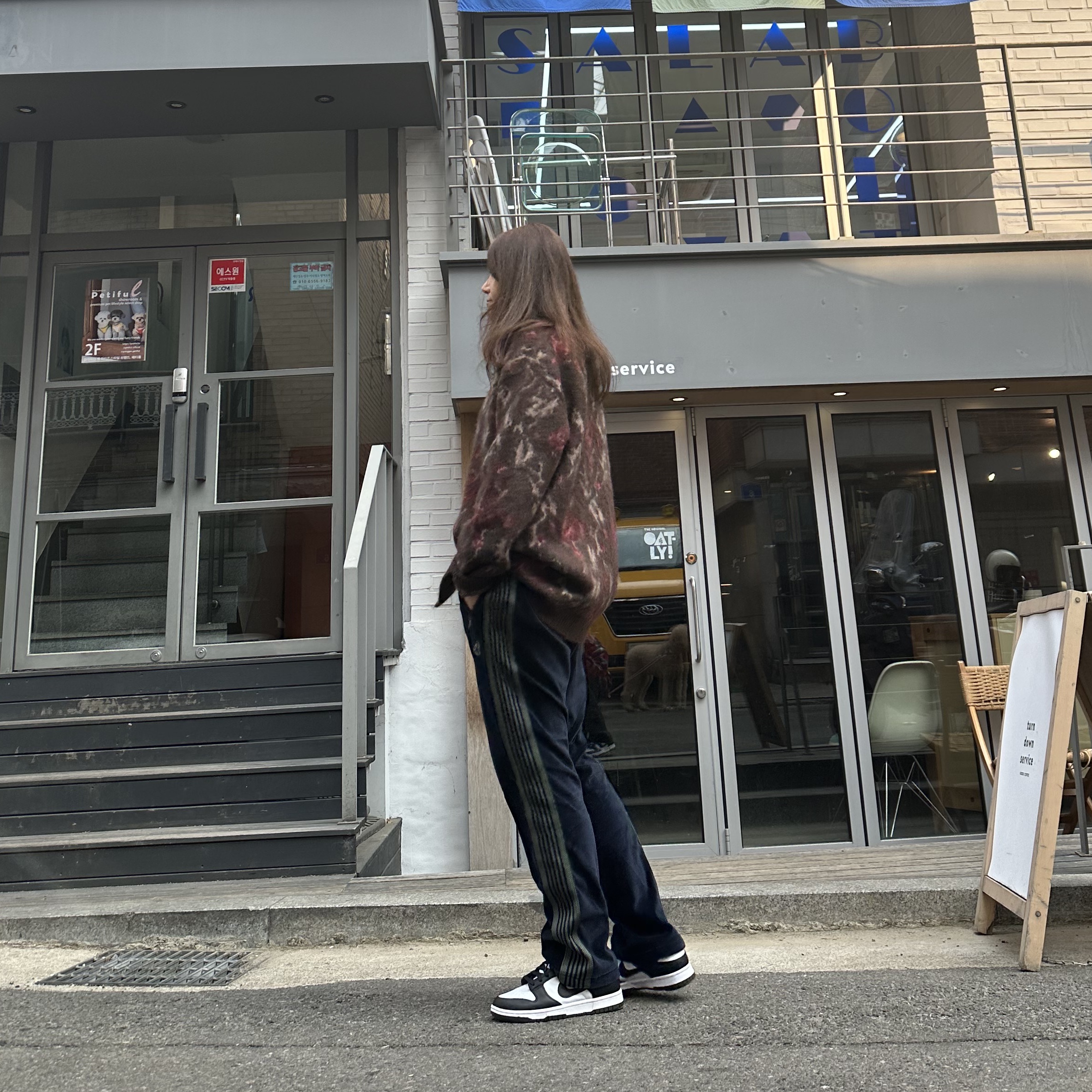 Needles Narrow Track Pants Velour Navy, Needles Mohair Cardigan Rose Dark Brown 착용 스타일 - 1