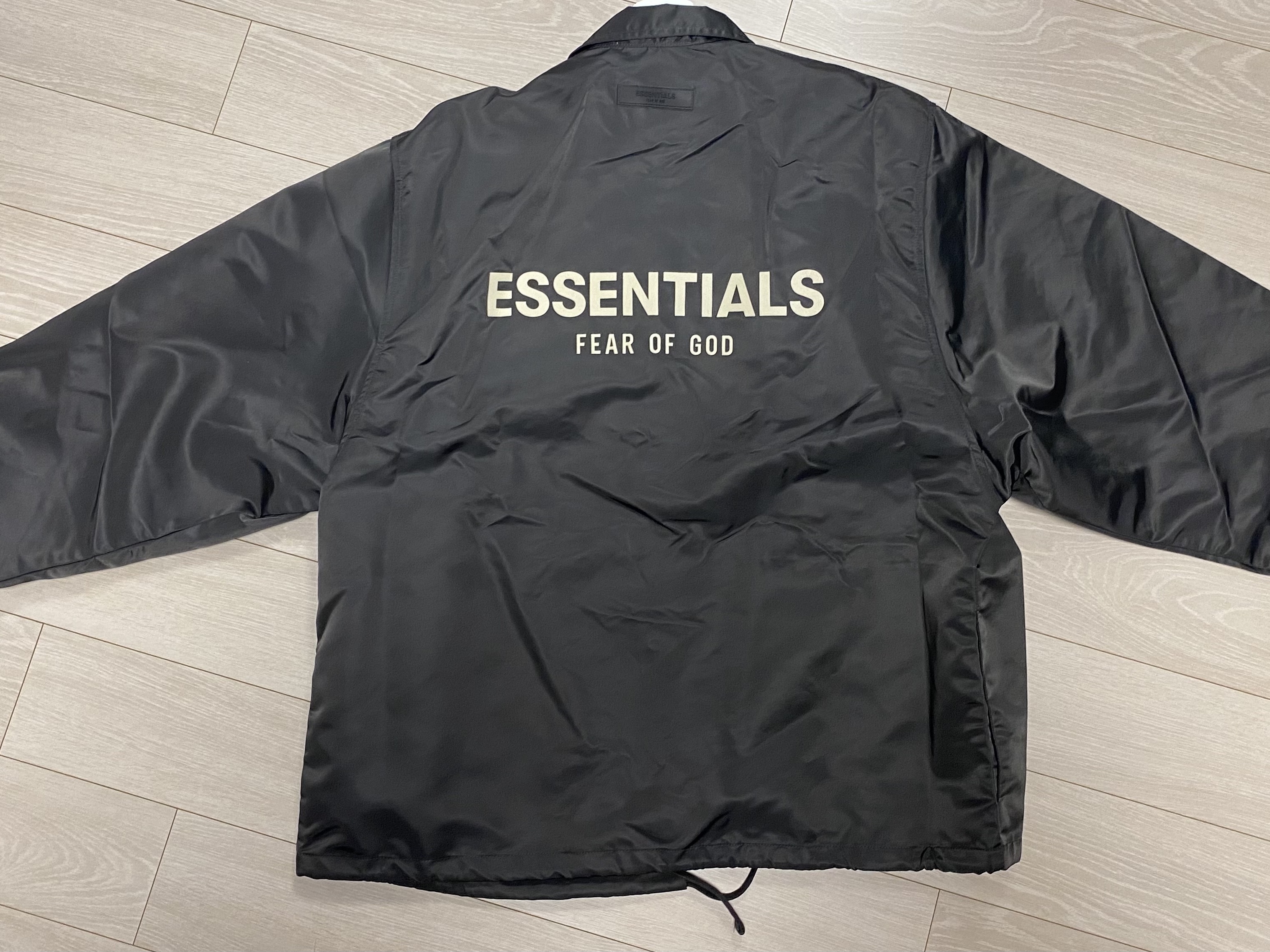 Essentials Coaches Jacket Iron - 22SS 착용 스타일