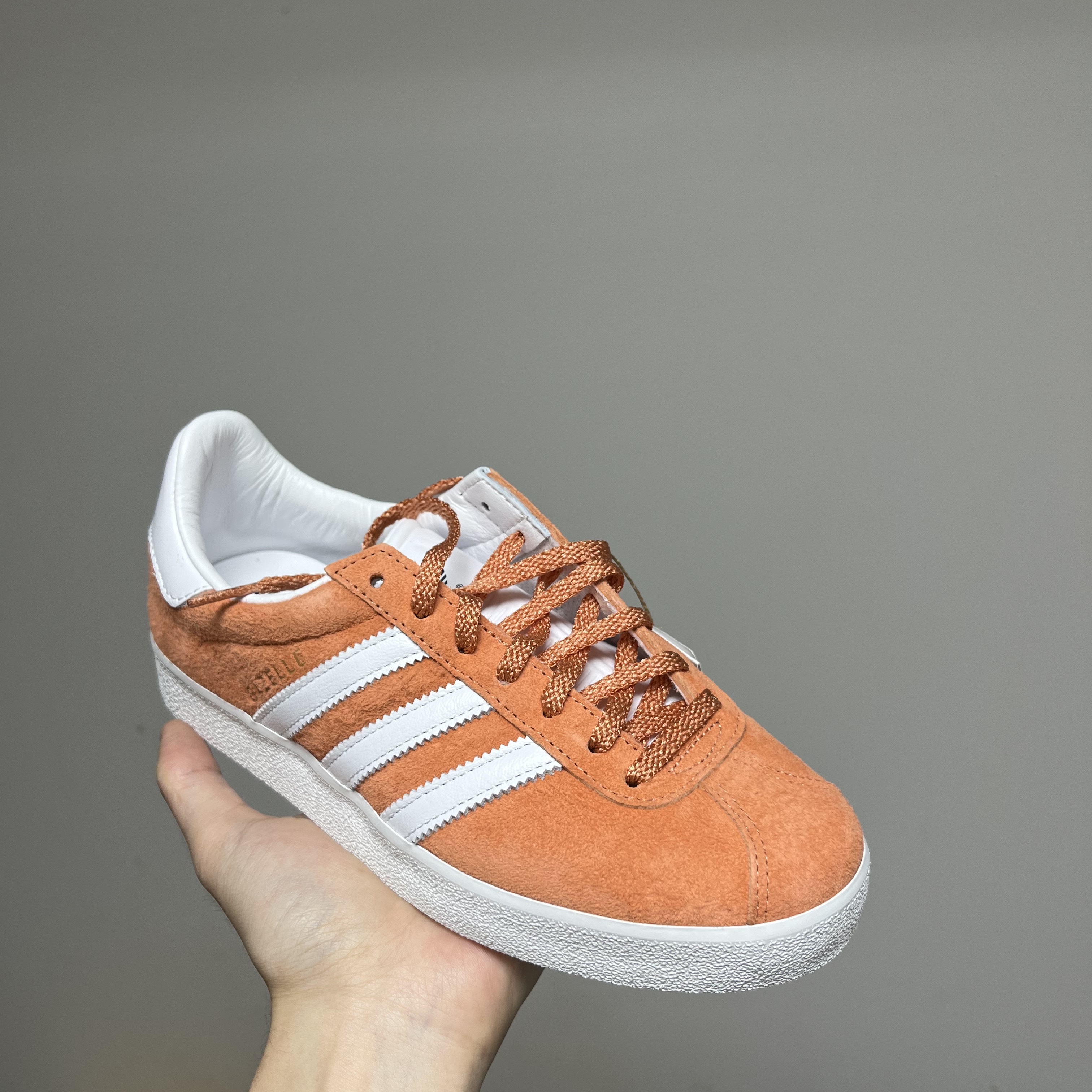 Adidas Gazelle 85 Super Coral 착용 스타일