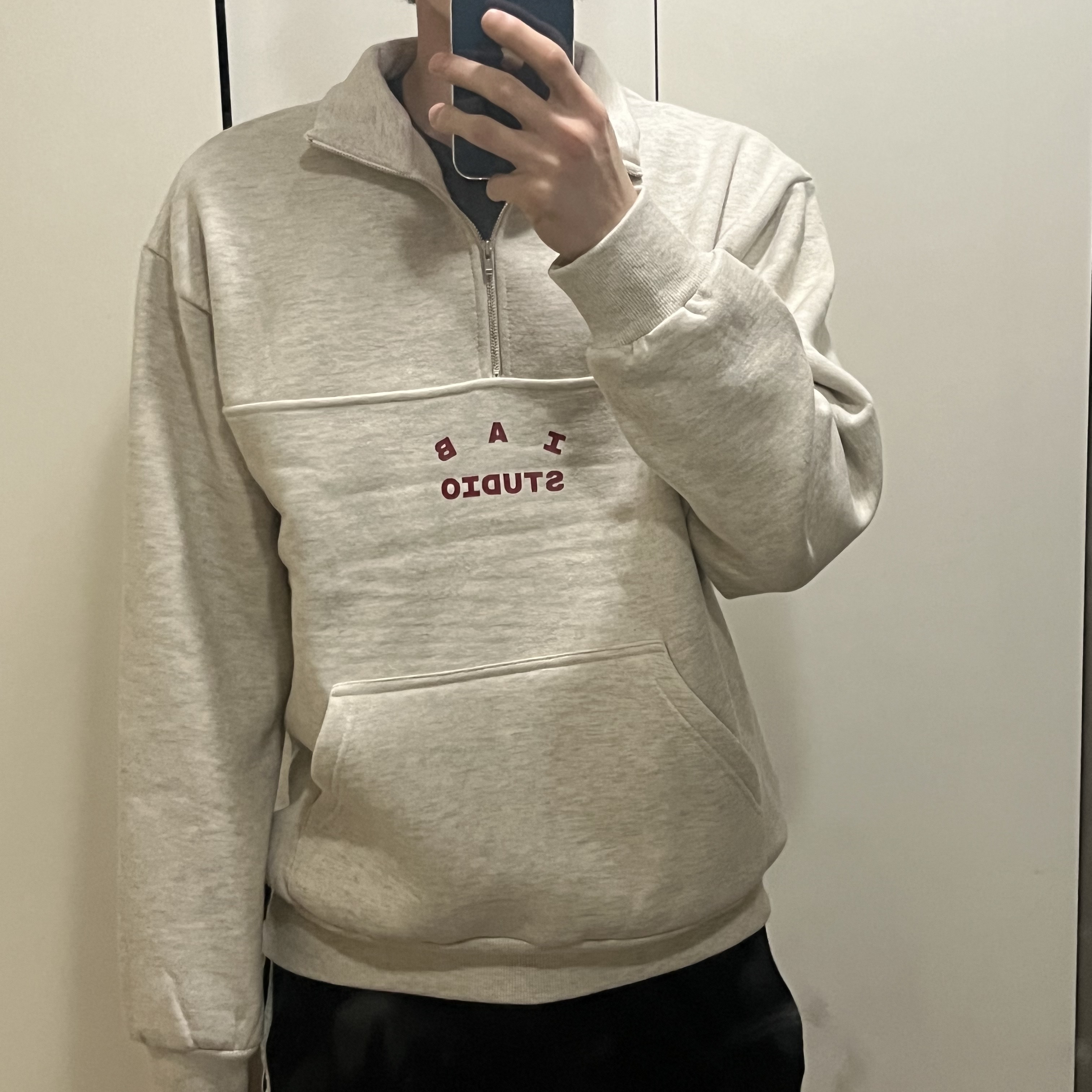 IAB Studio Half Zip-Up Oatmeal Burgundy 착용 스타일 - 1