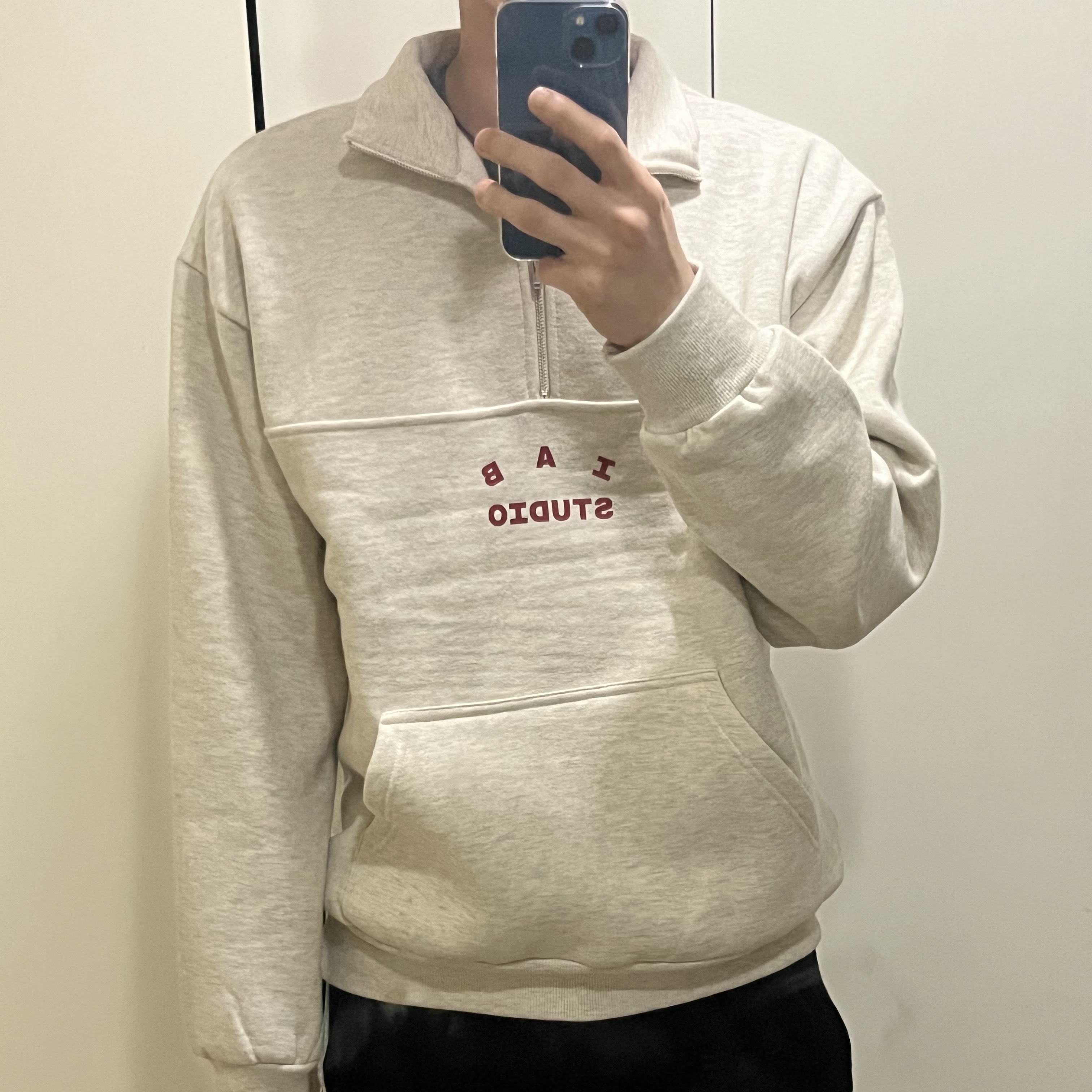 IAB Studio Half Zip-Up Oatmeal Burgundy 착용 스타일 - 2