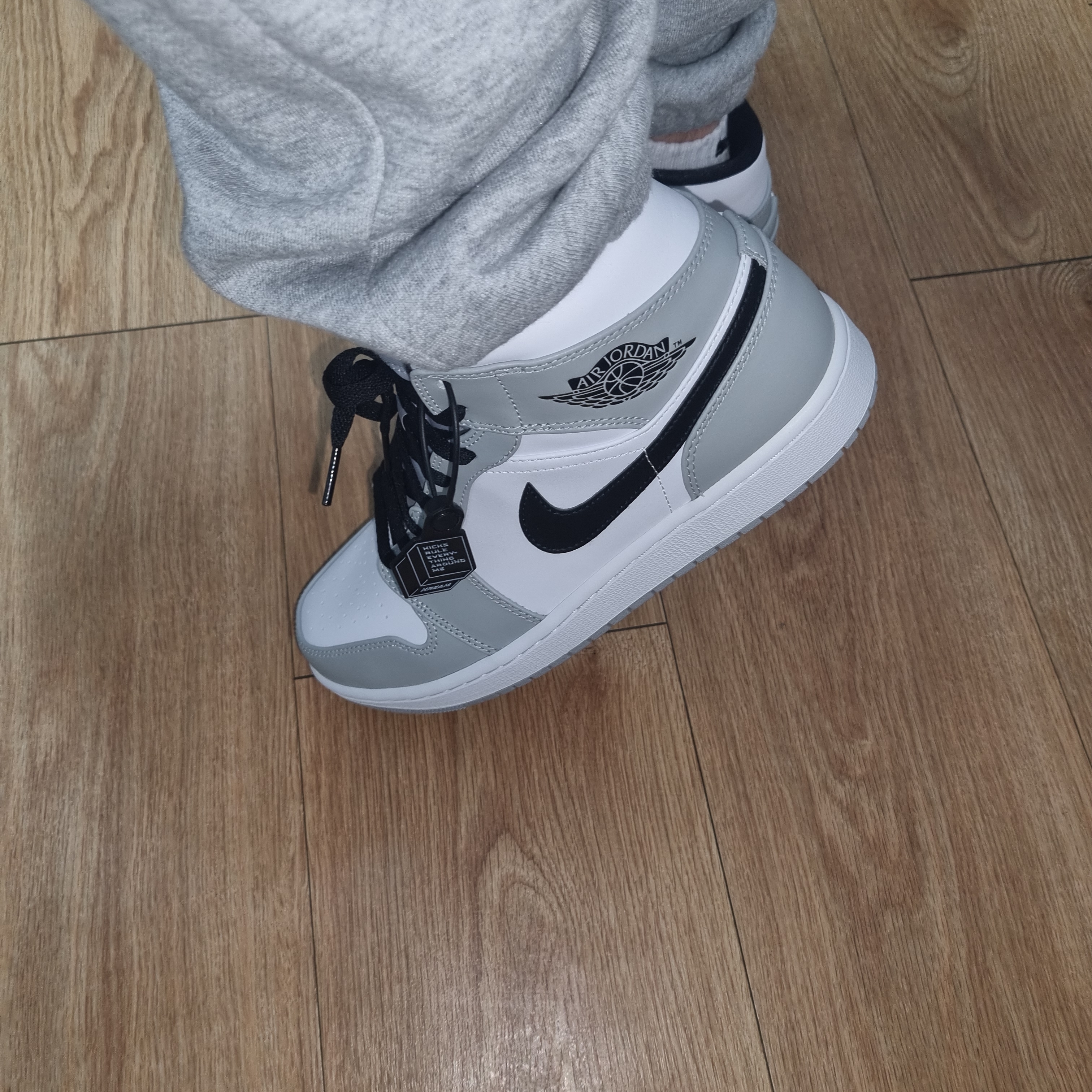 Jordan 1 Mid Light Smoke Grey 착용 스타일 - 1