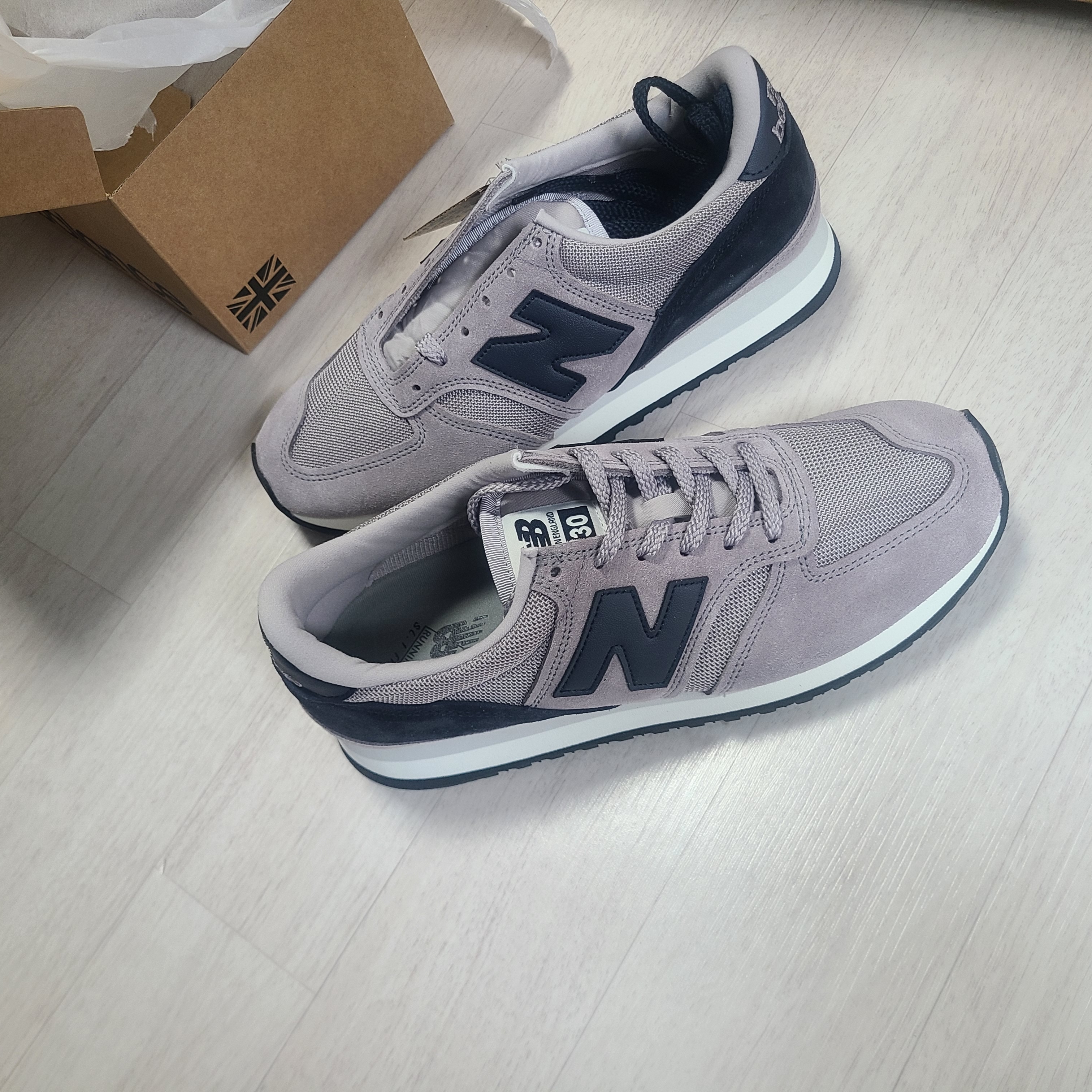 New Balance 730 Made in UK 40th Anniversary Grey Navy 착용 스타일