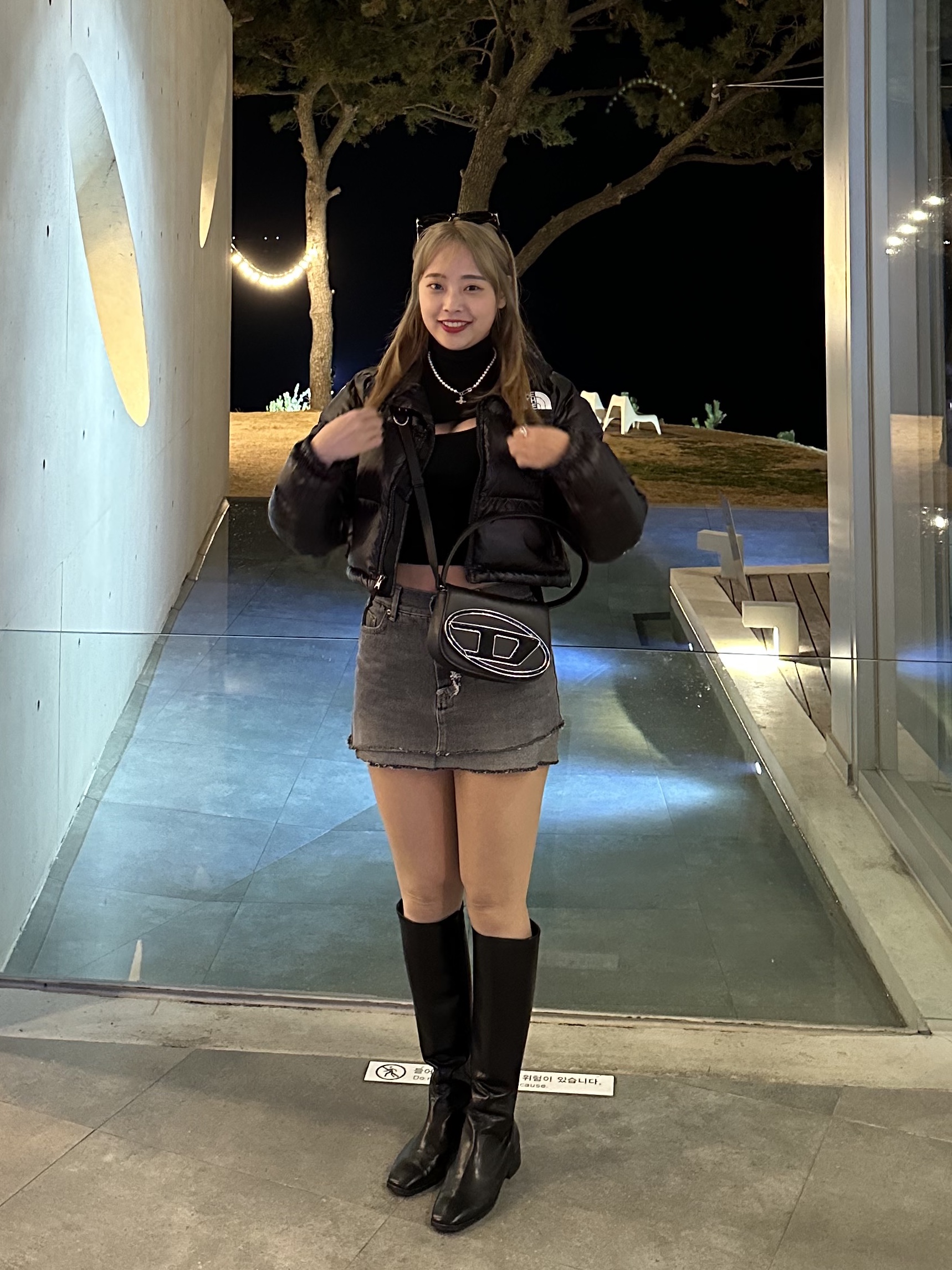 (W) The North Face Nuptse Short Jacket TNF Black, Diesel 1DR Shoulder Bag in Nappa Leather Black 착용 스타일 - 4