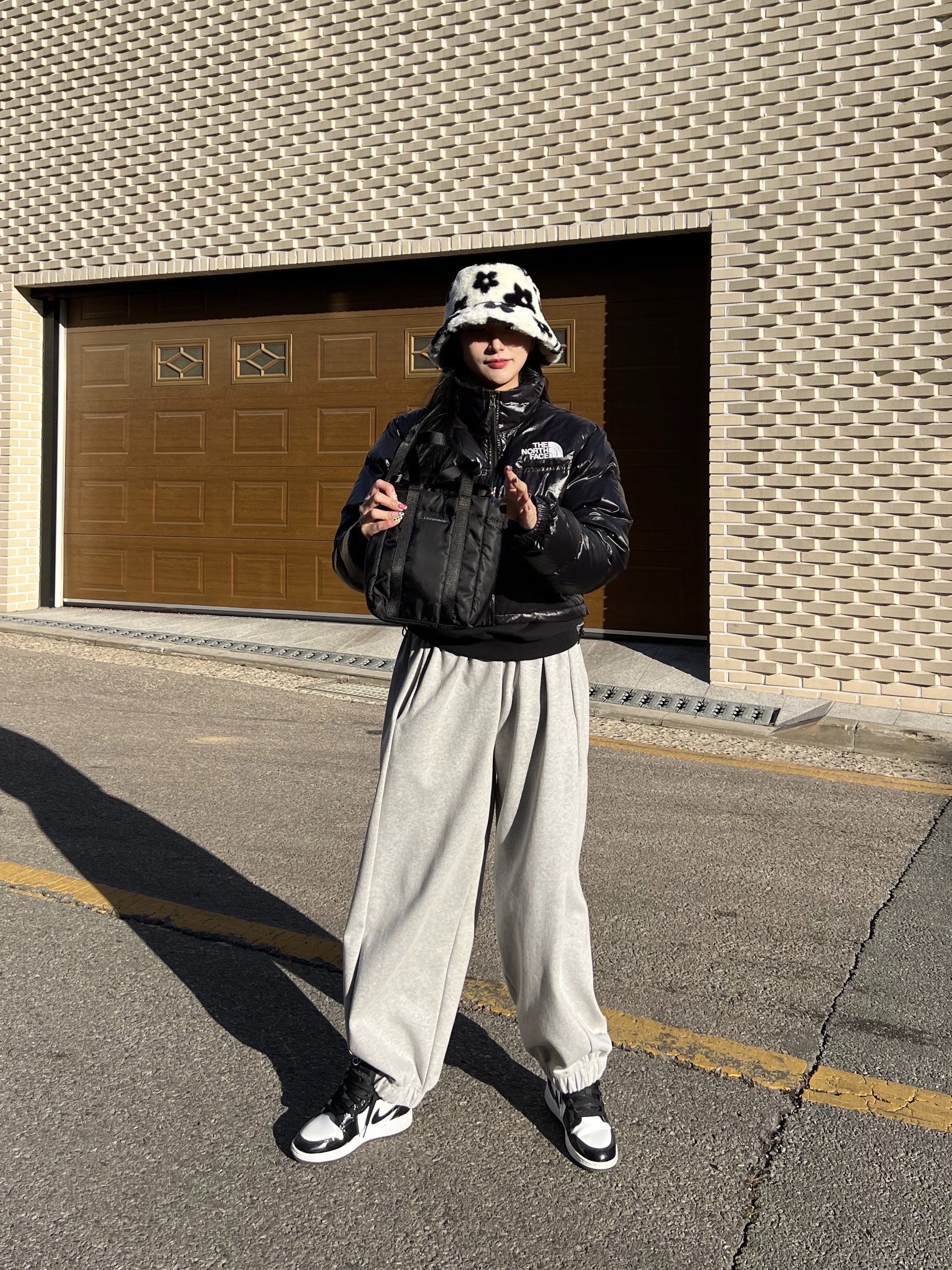 (W) The North Face Nuptse Short Jacket TNF Black, Jordan 1 Mid SE ASW Black 착용 스타일 - 2