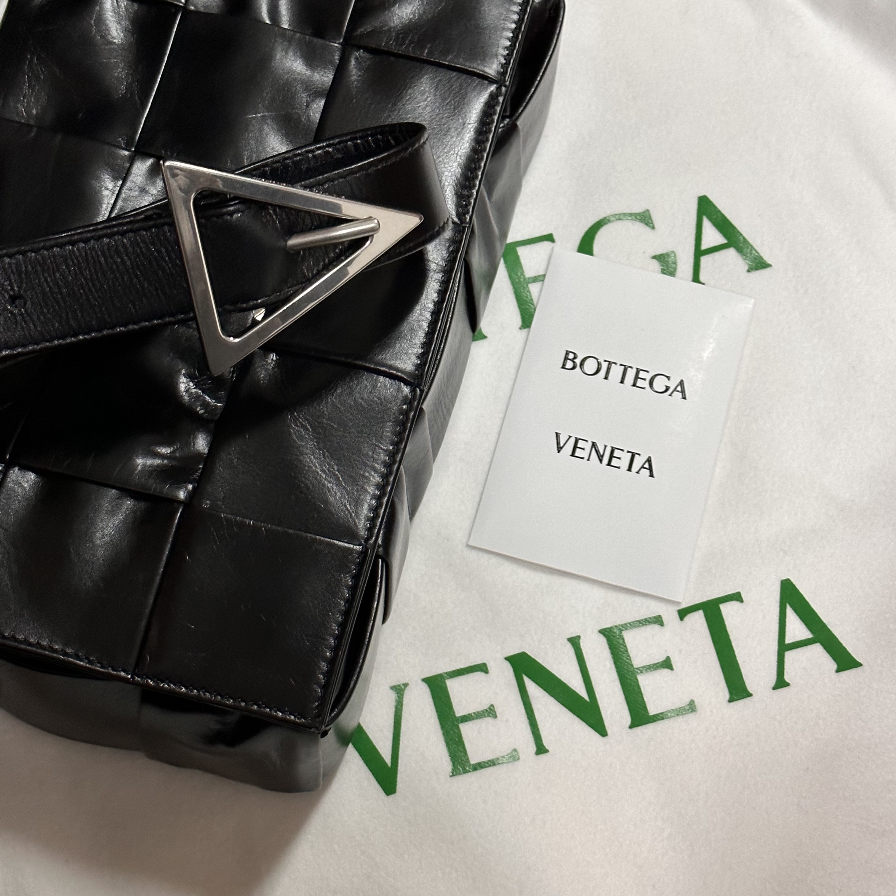 Bottega Veneta Leather Cassette Black 착용 스타일 - 3