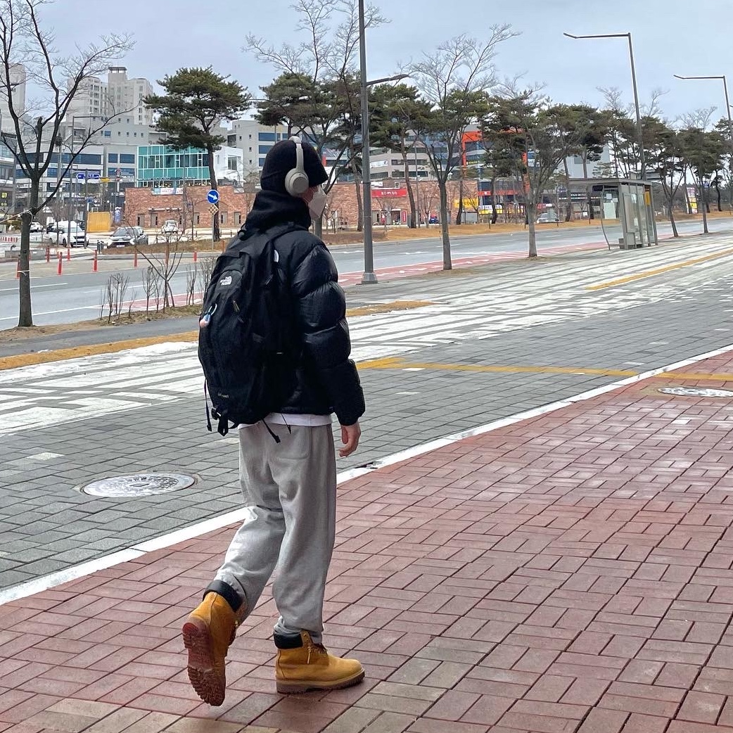 The North Face 1996 Retro Nuptse Jacket Black, Sony WH-1000XM4 Platinum Silver (Korean Ver.) 착용 스타일 - 1