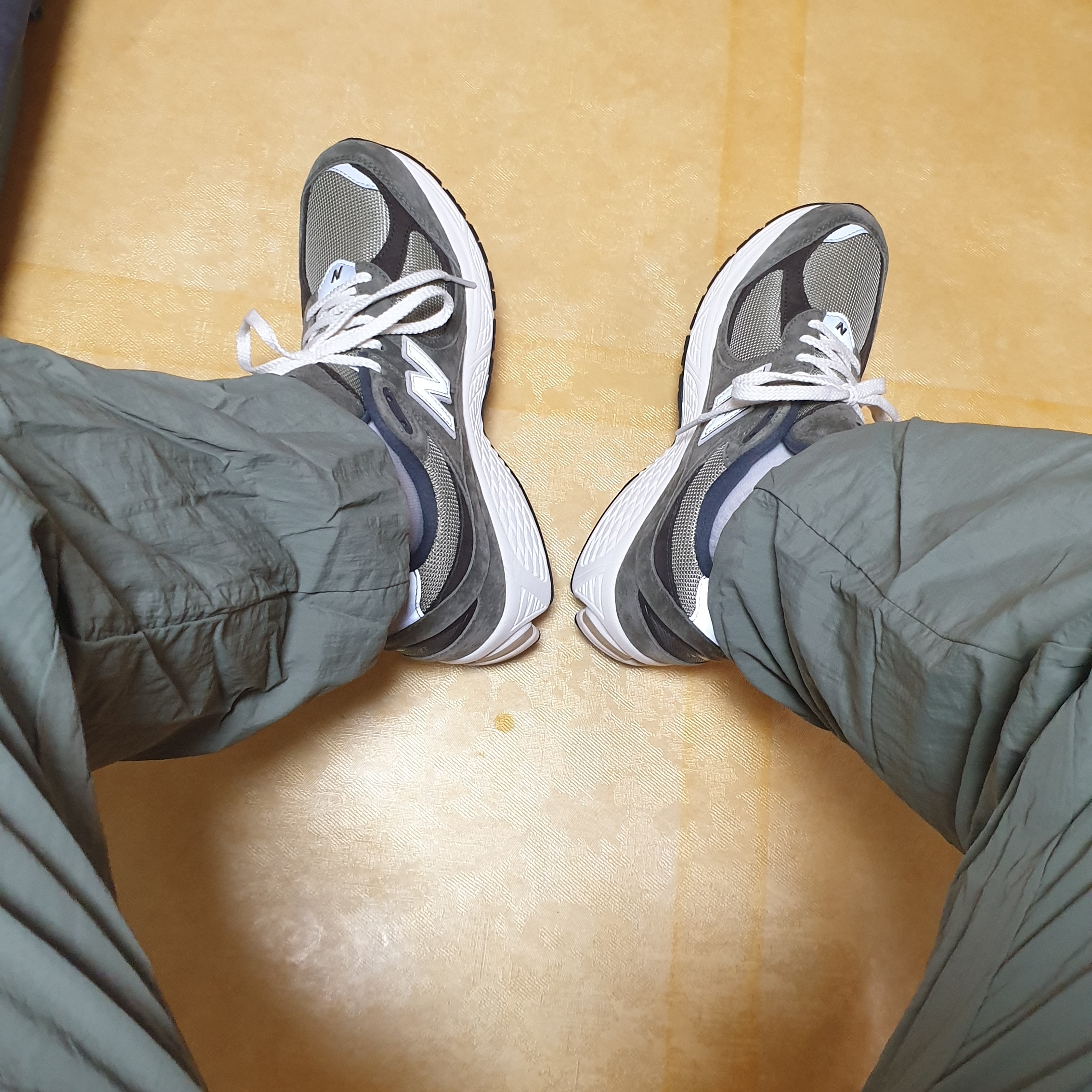 New Balance 2002R Special Vintage Khaki 착용 스타일