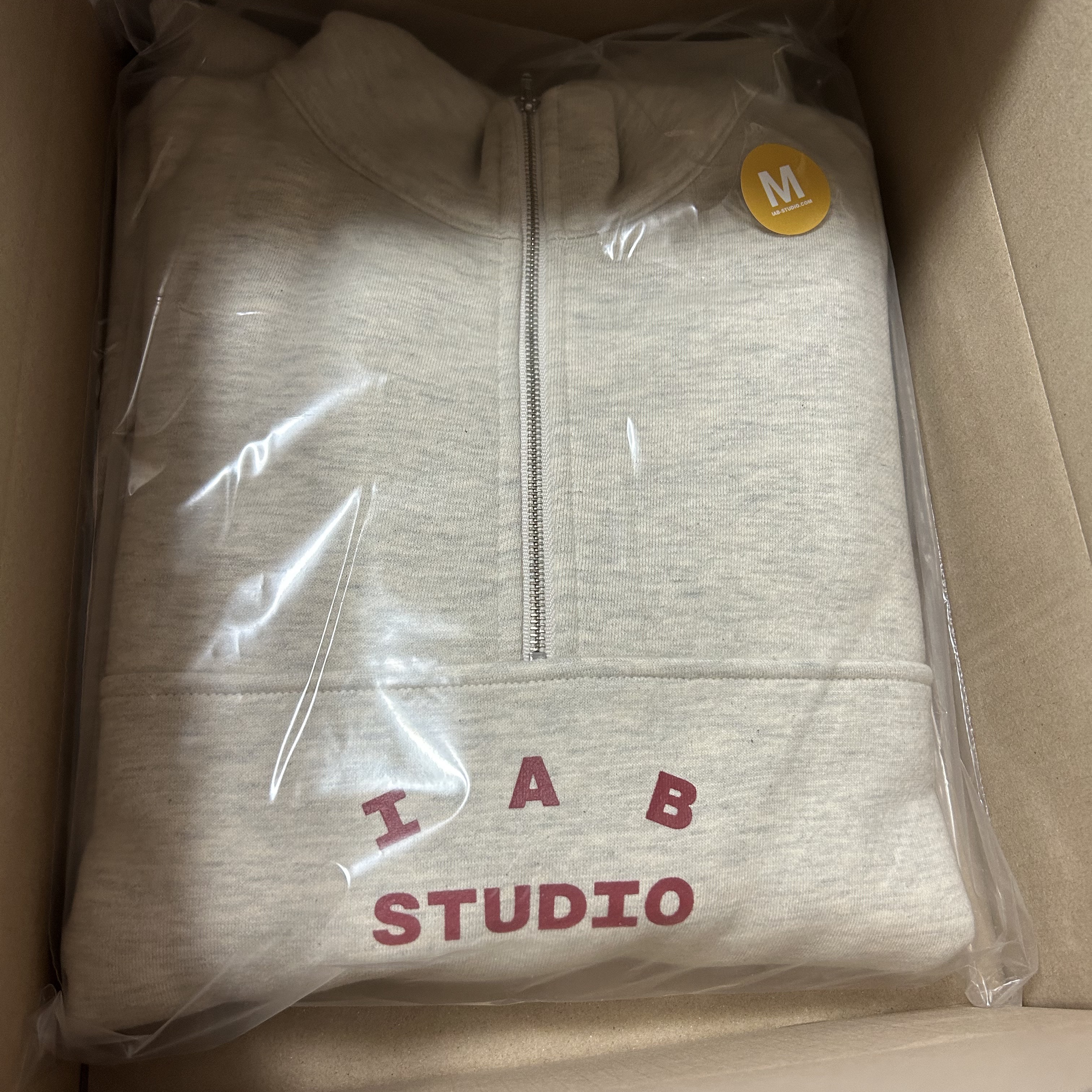 IAB Studio Half Zip-Up Oatmeal Burgundy 착용 스타일