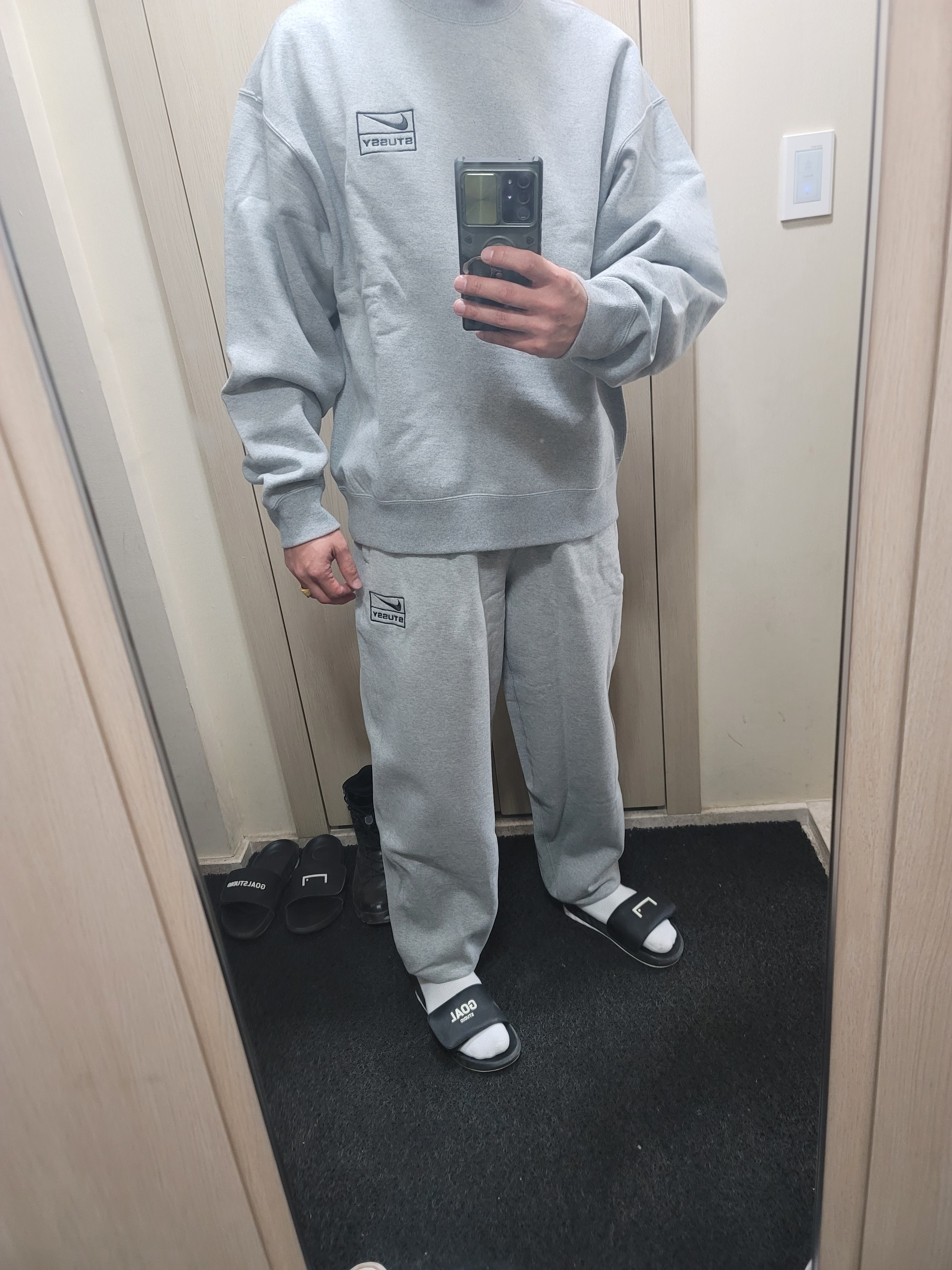 Nike x Stussy NRG Fleece Pants Dark Grey Heather (DO9340-063), Nike x Stussy NRG Fleece Crewneck Dark Grey Heather (DO9337-063) 착용 스타일 - 3