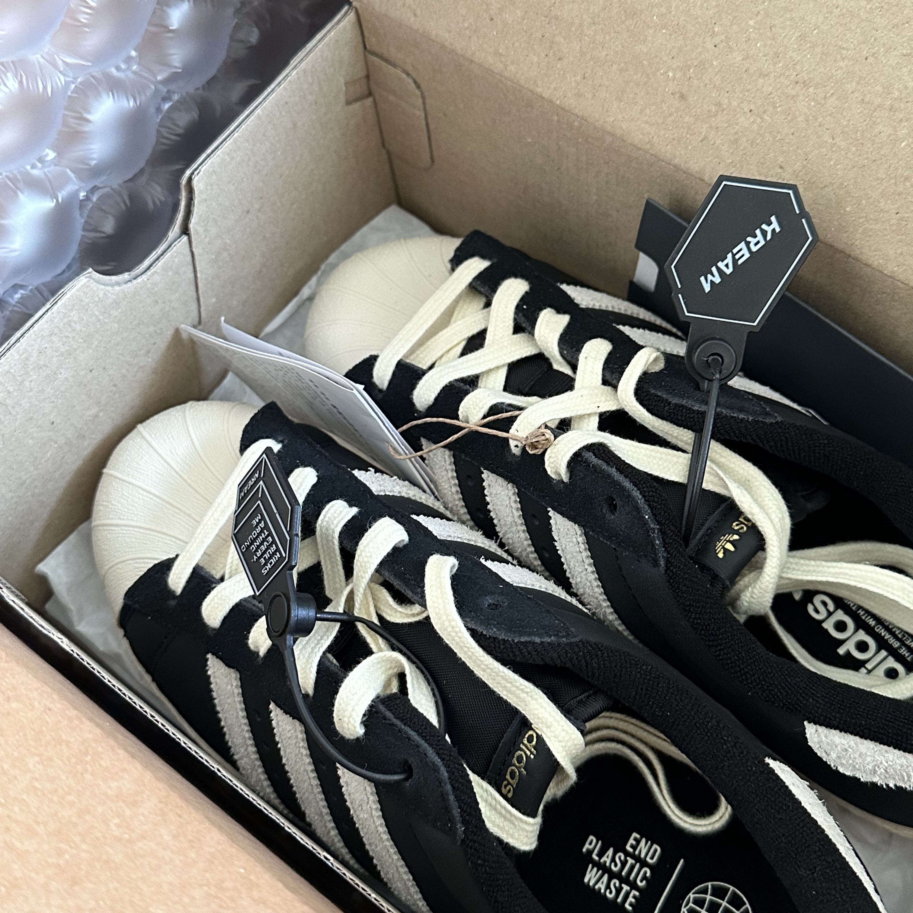 Adidas Superstar 82 Black White 착용 스타일