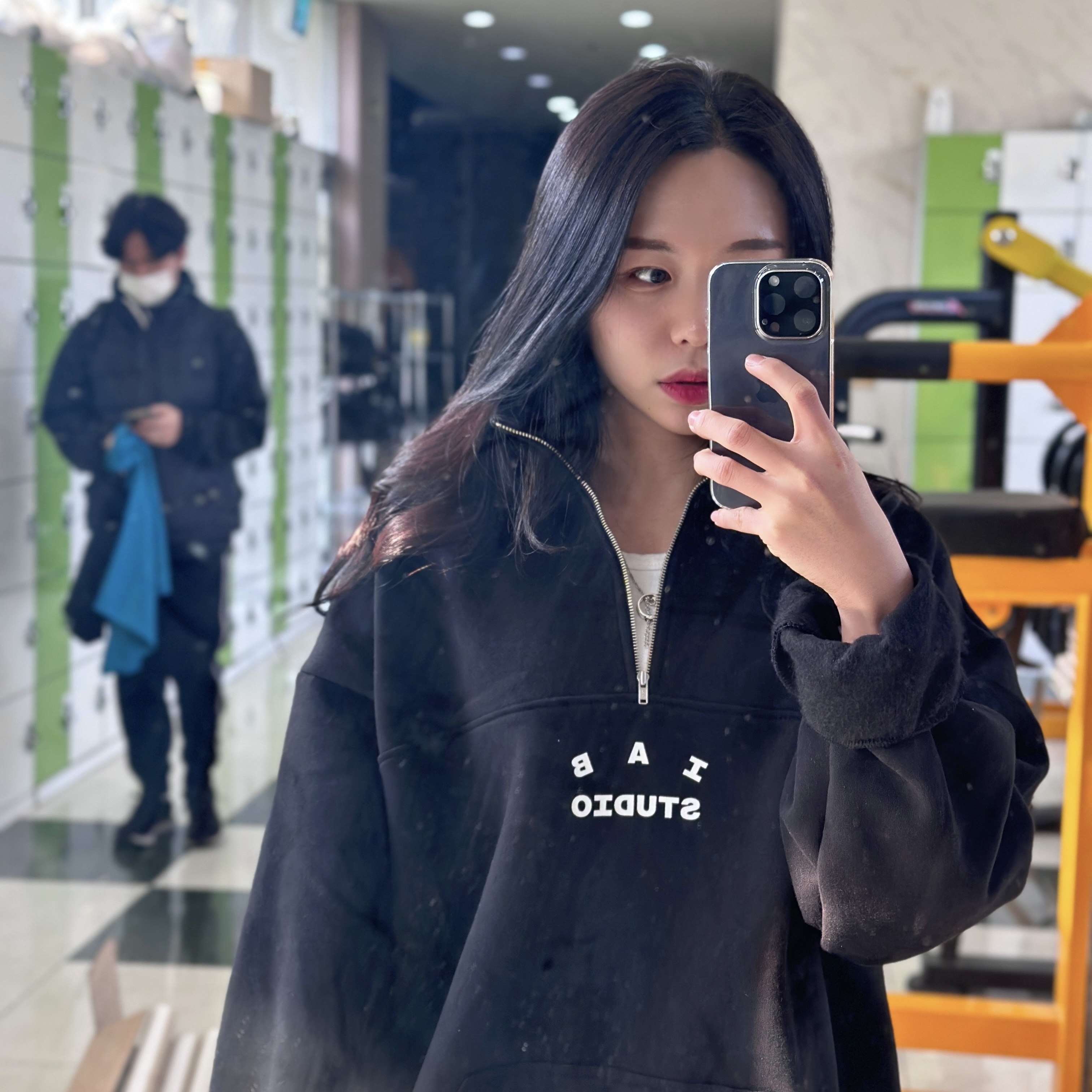 IAB Studio Half Zip-Up Black White 착용 스타일 - 2