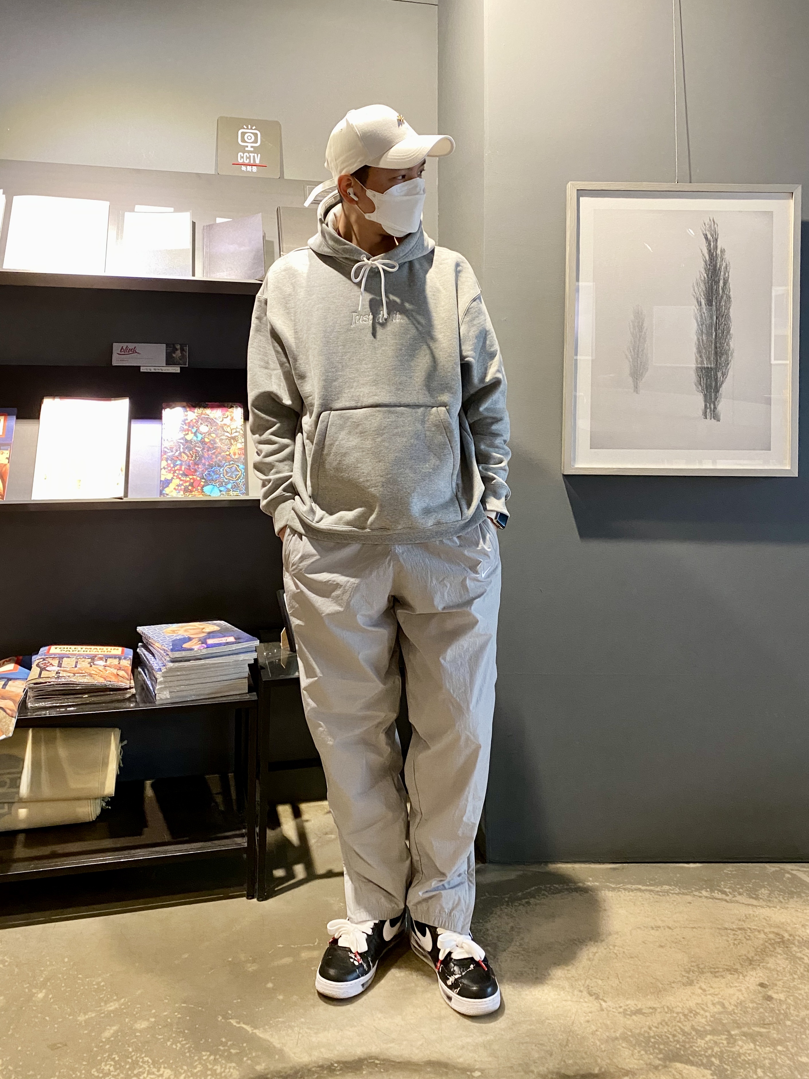 Nike M NRG Track Pants Light Smoke Grey, Nike x Peaceminusone Air Force 1 Low Para-Noise 착용 스타일