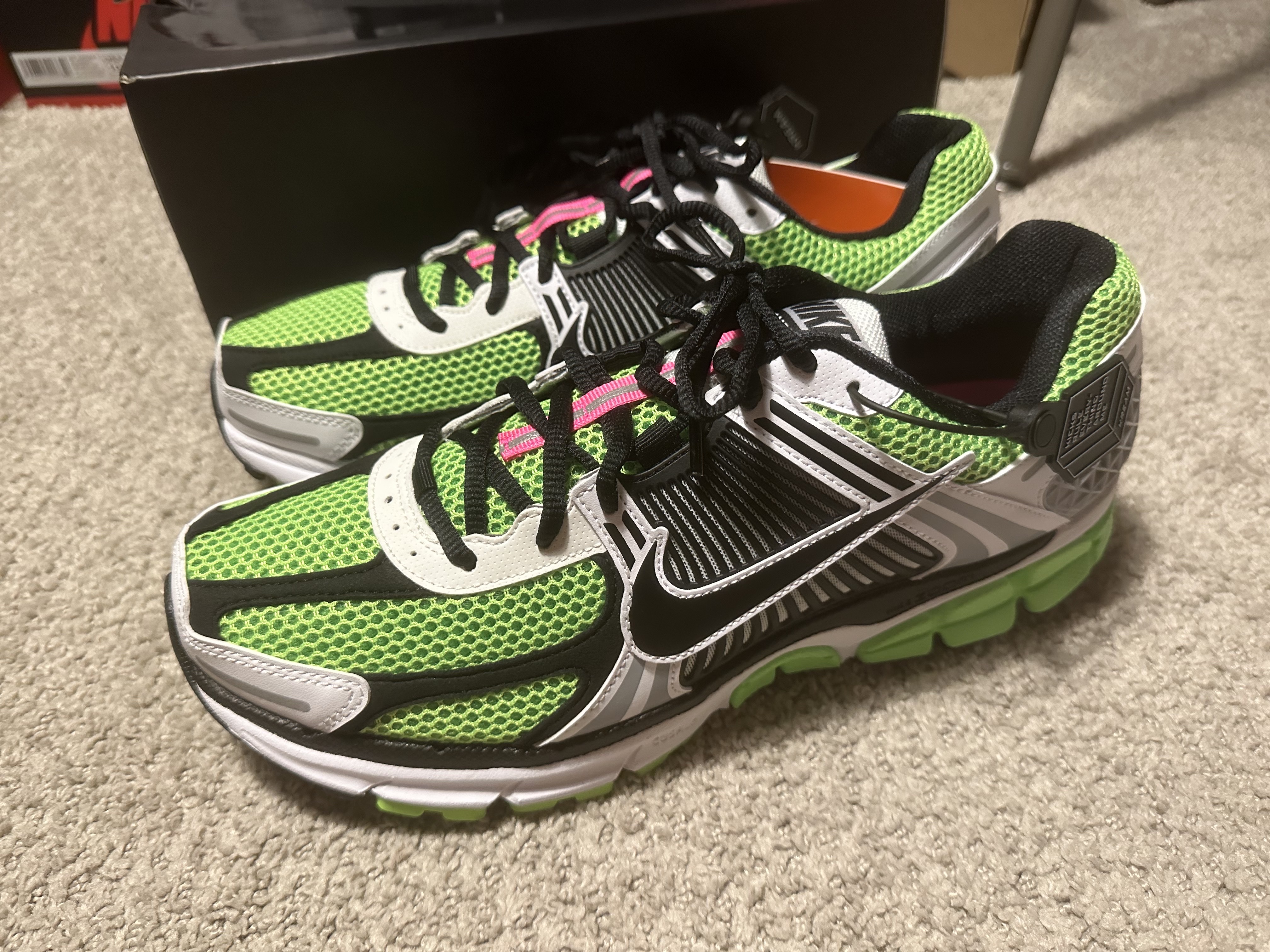 Nike Zoom Vomero 5 Electric Green Black 착용 스타일 - 1