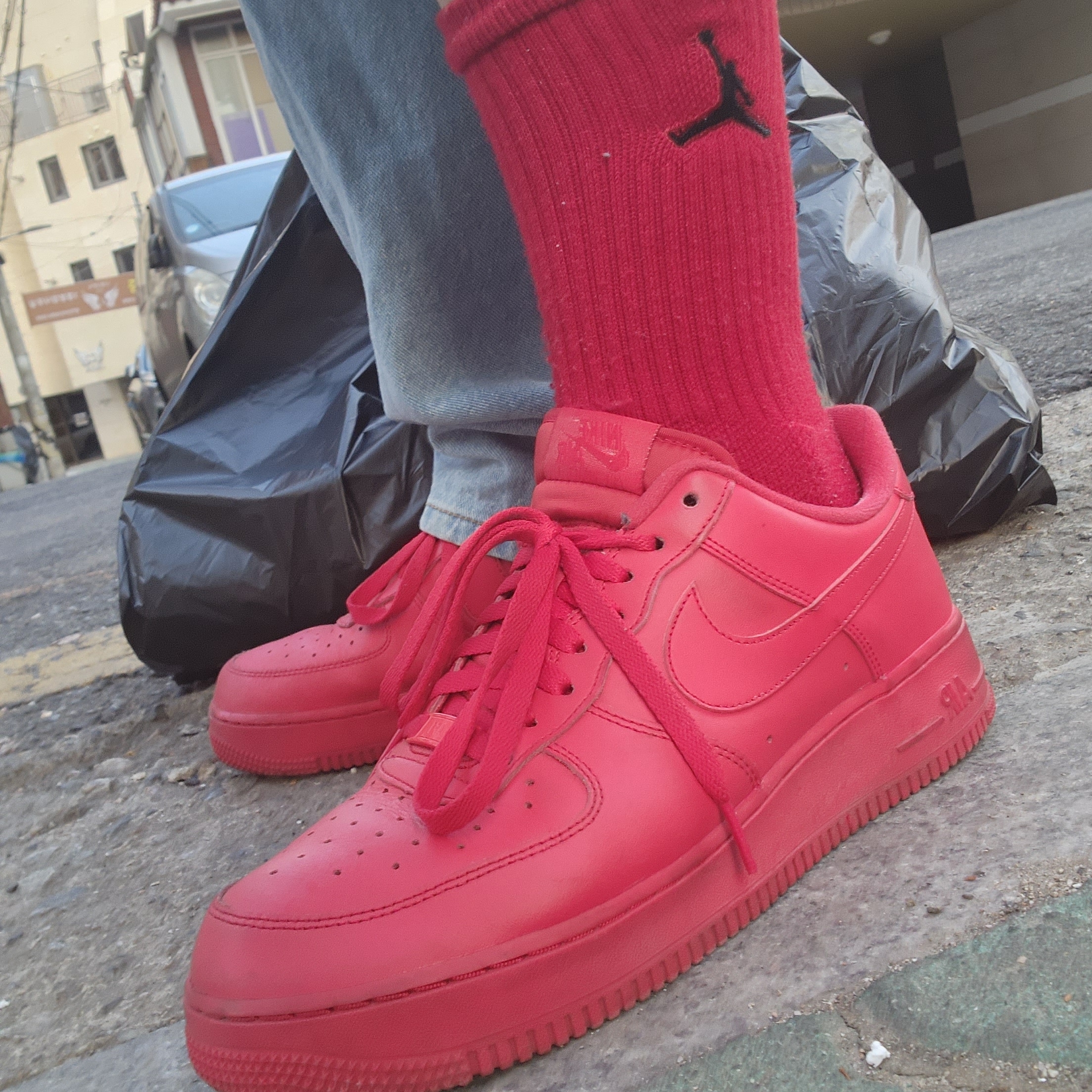 Nike Air Force 1 '07 LV8 Low 1 Triple Red 착용 스타일