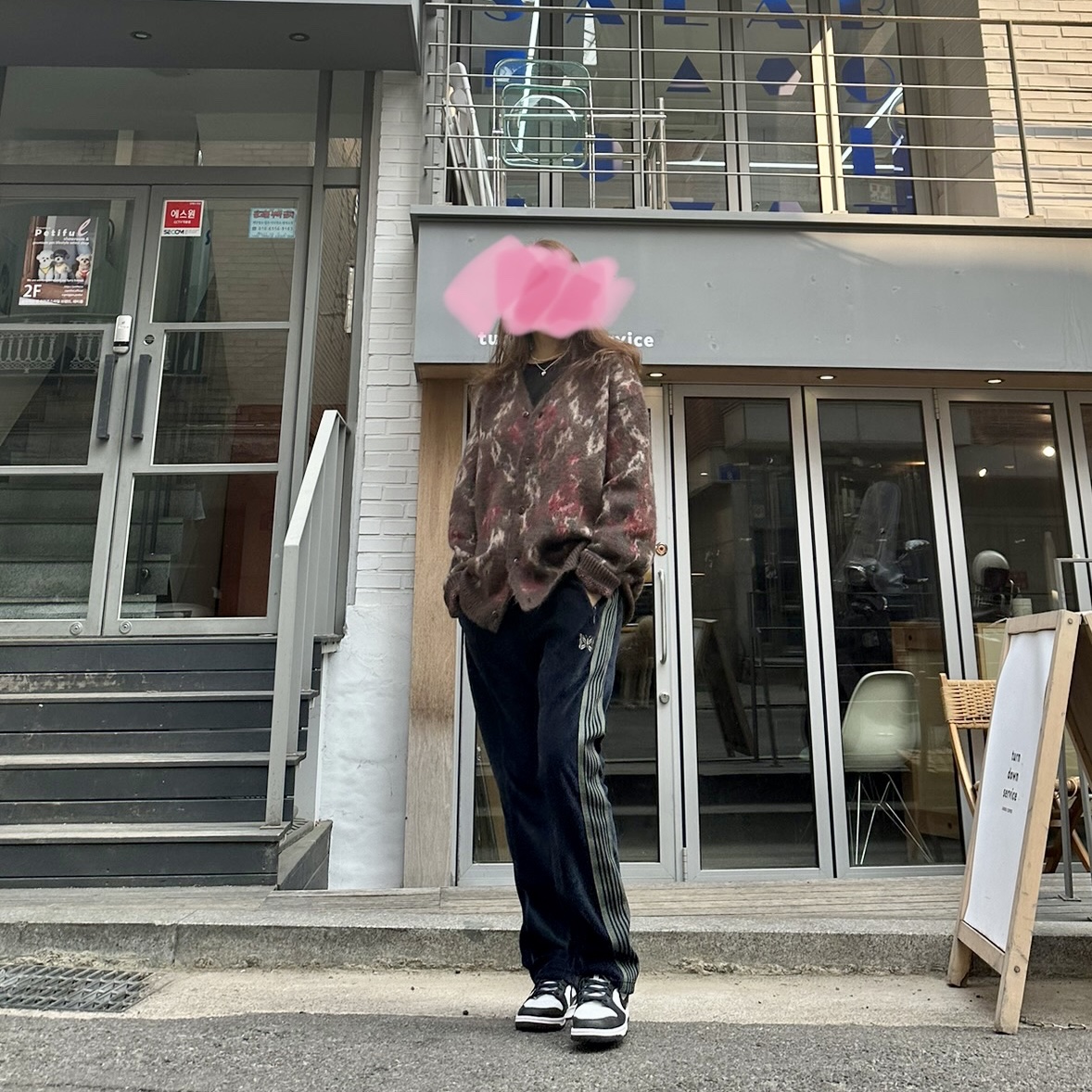 Needles Narrow Track Pants Velour Navy, Needles Mohair Cardigan Rose Dark Brown 착용 스타일 - 2