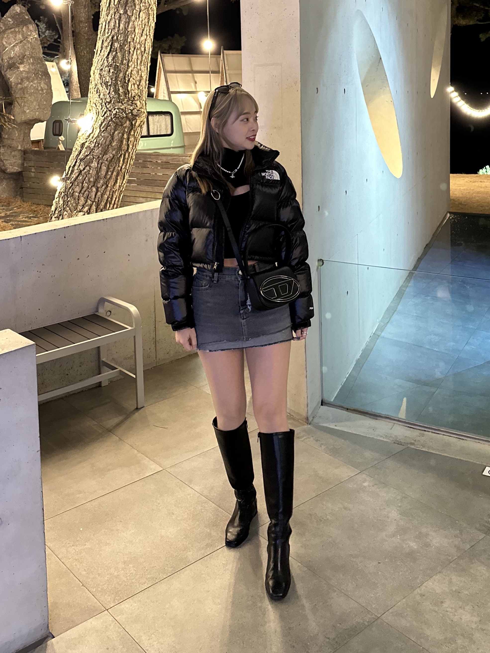 (W) The North Face Nuptse Short Jacket TNF Black, Diesel 1DR Shoulder Bag in Nappa Leather Black 착용 스타일 - 2