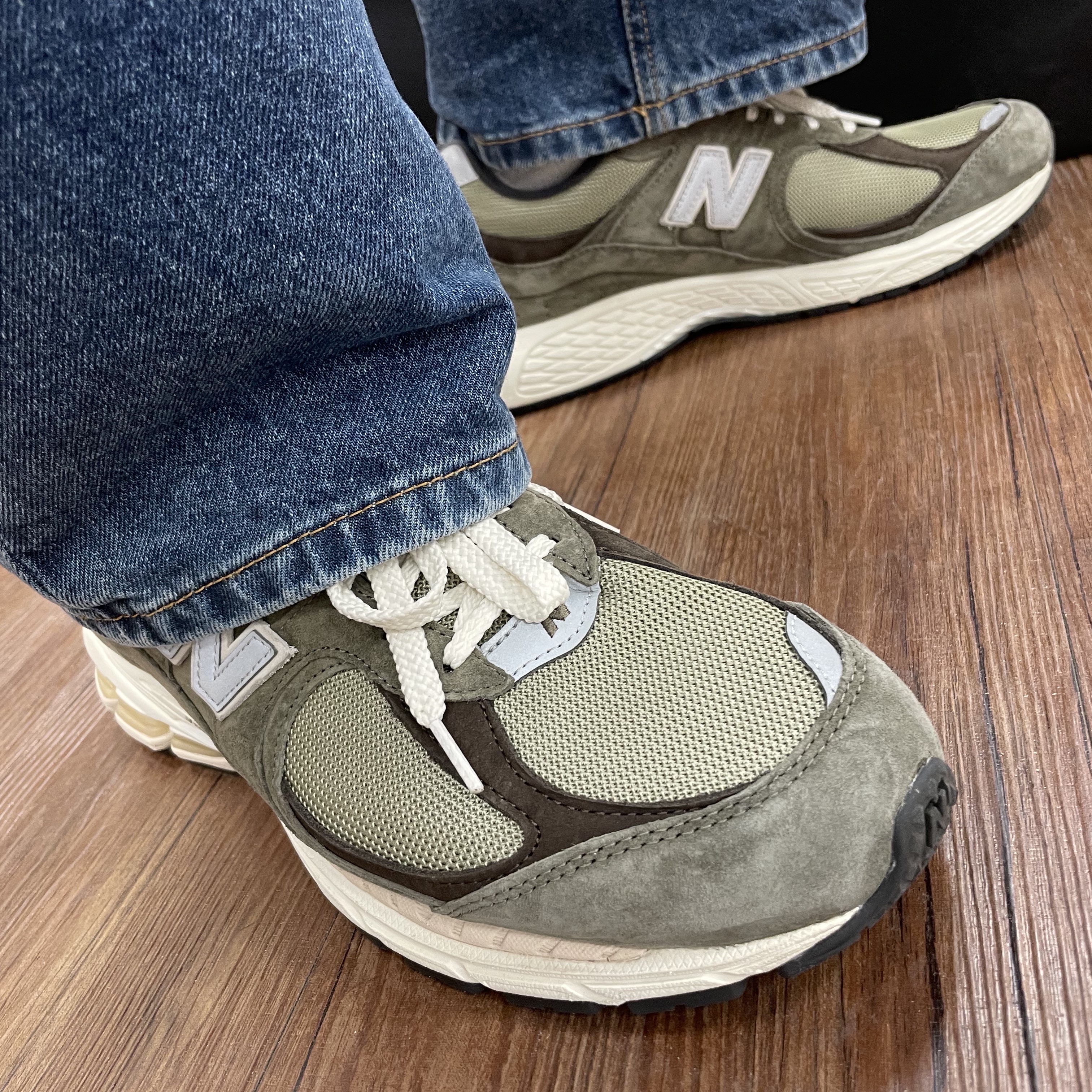 New Balance 2002R Special Vintage Khaki 착용 스타일
