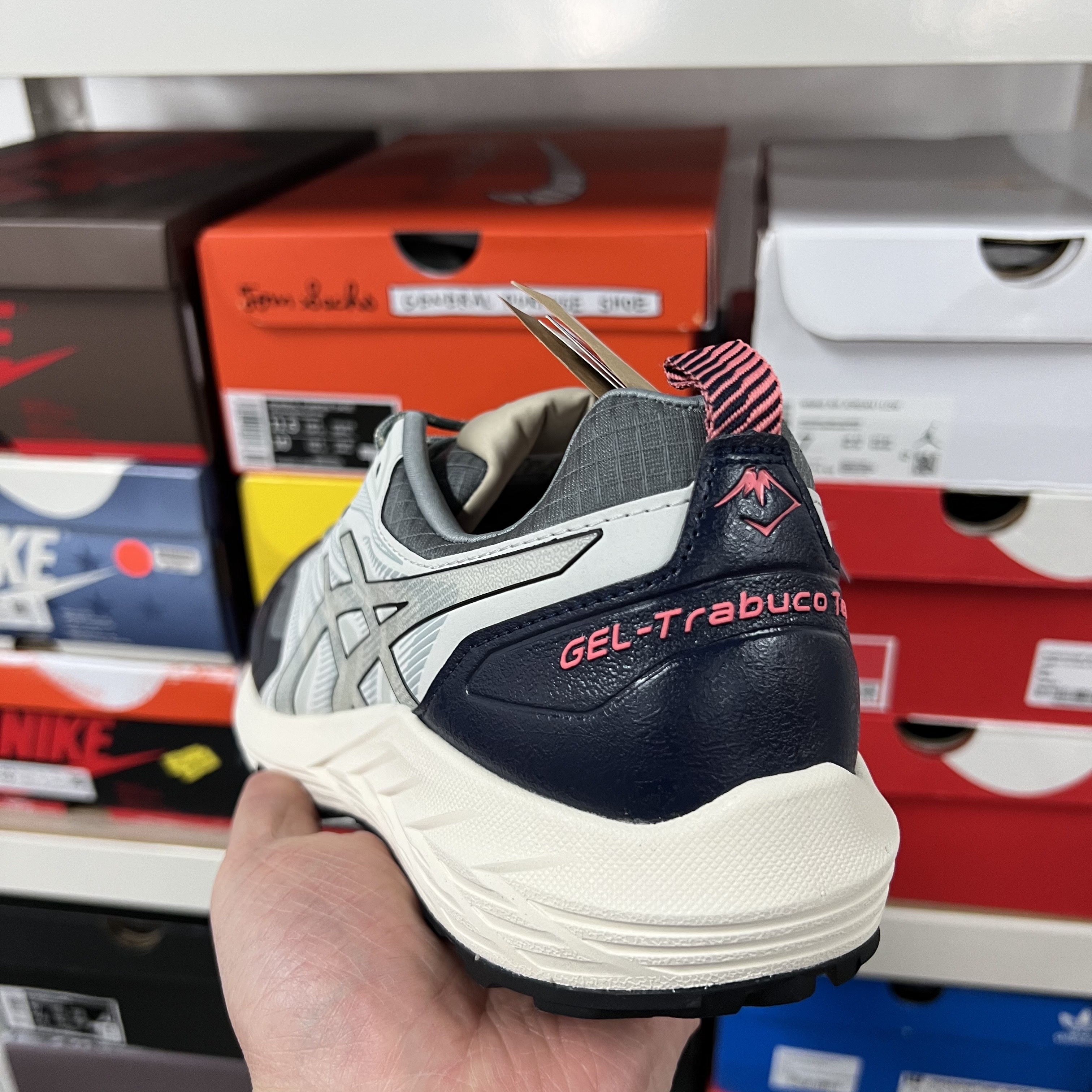 Asics Gel-Trabuco Terra Stone Grey 착용 스타일 - 2