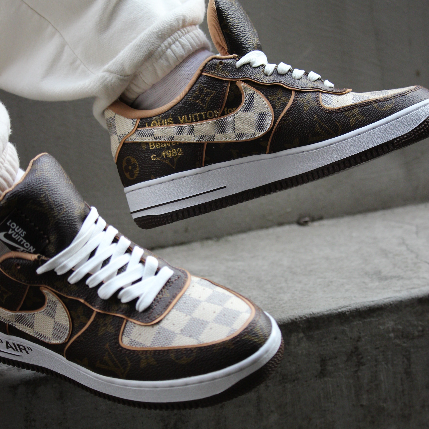 Louis Vuitton x Nike Air Force 1 Low by Virgil Abloh Monogram Brown Damier Azur & Pilot Case Taurillon Monogram Leather 착용 스타일 - 4
