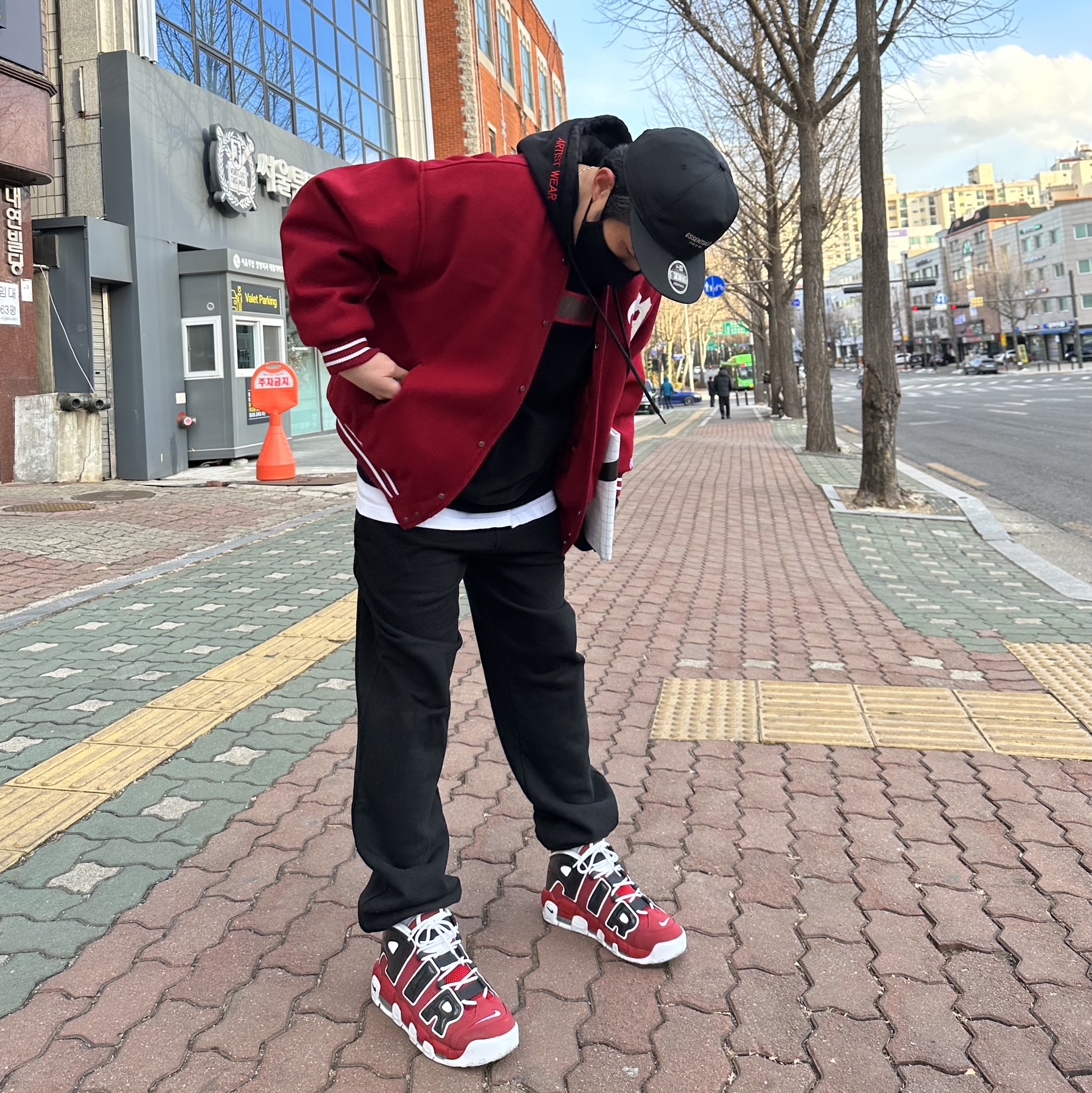 Nike Air More Uptempo 96 Bulls 2021, Essentials x New Era Retro Crown Strapback Black 착용 스타일