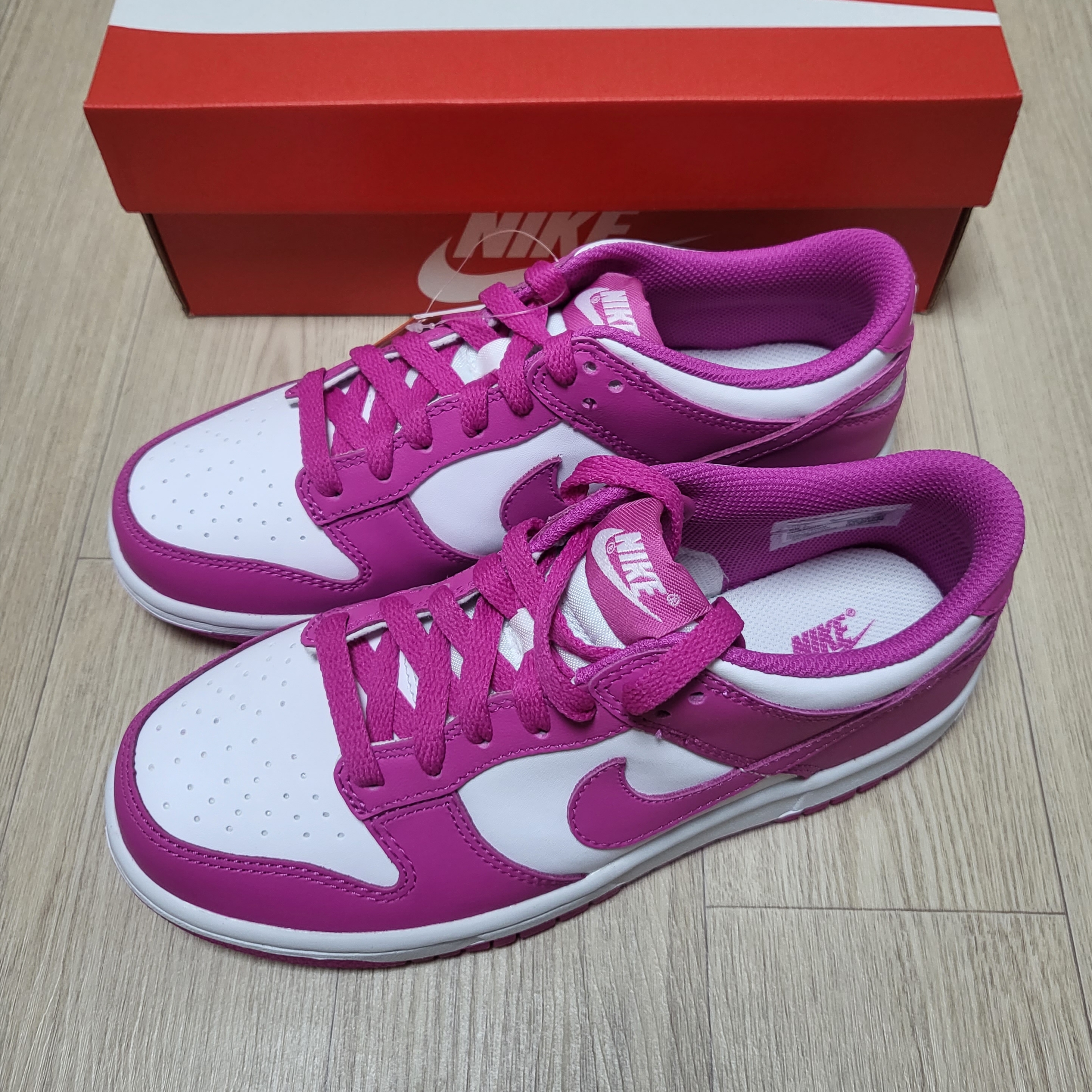 (GS) Nike Dunk Low White Active Fuchsia 착용 스타일