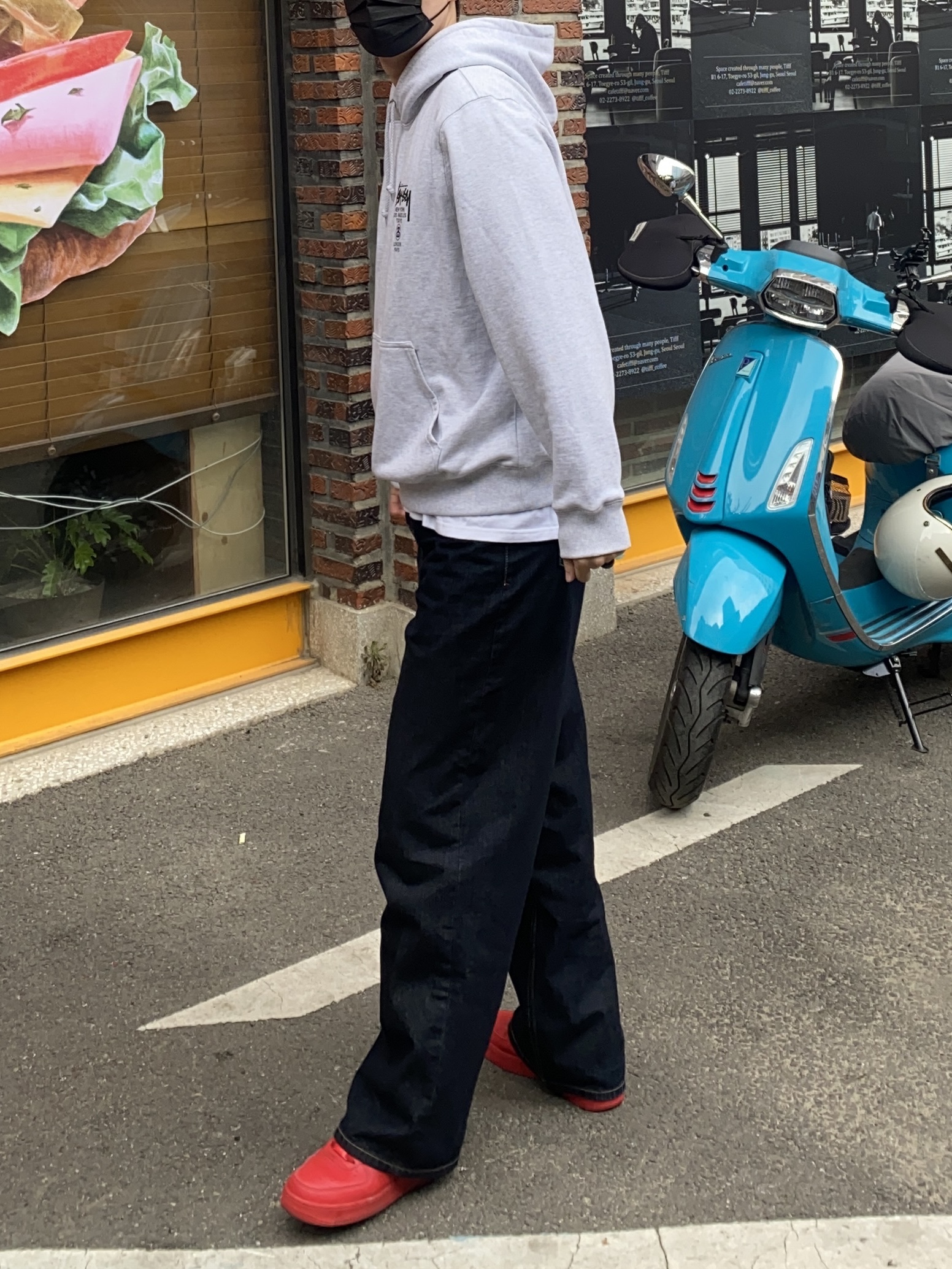 Nike Air Force 1 '07 LV8 Low 1 Triple Red, Stussy World Tour Hoodie Ash Heather 2022 착용 스타일 - 2