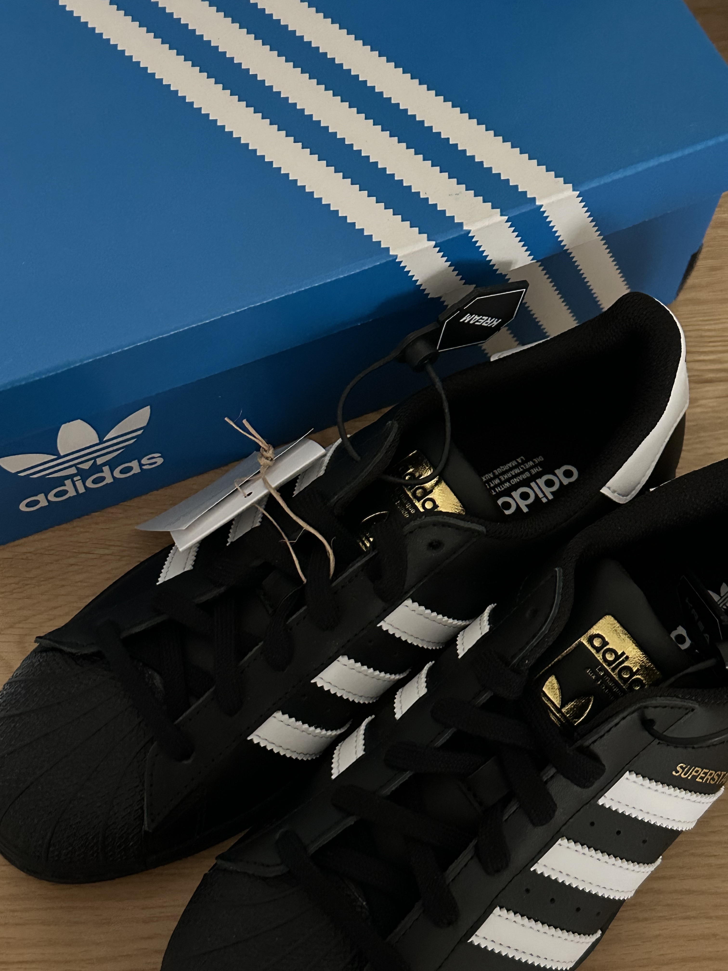 Adidas Superstar Core Black White 착용 스타일 - 1