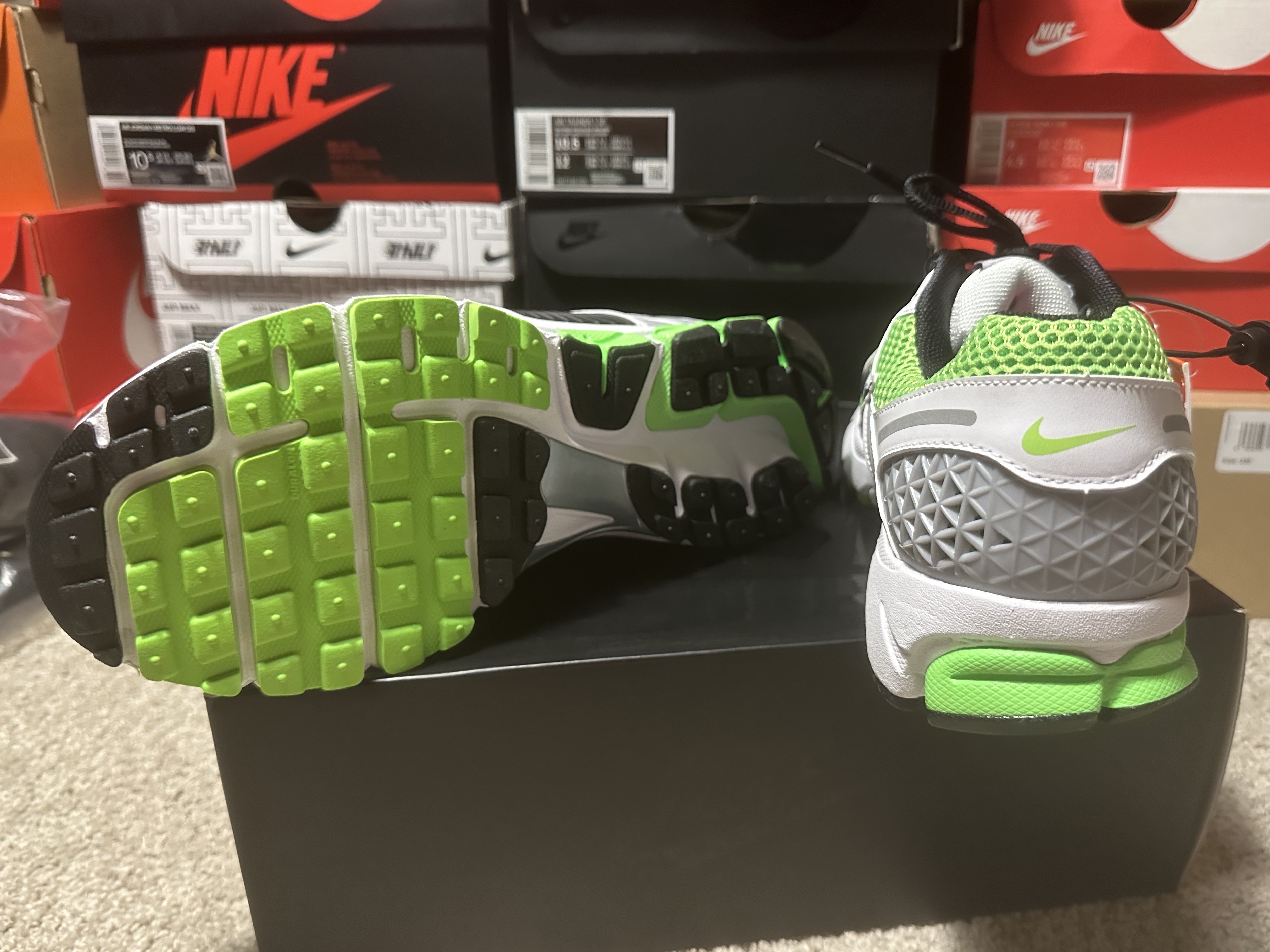 Nike Zoom Vomero 5 Electric Green Black 착용 스타일 - 4