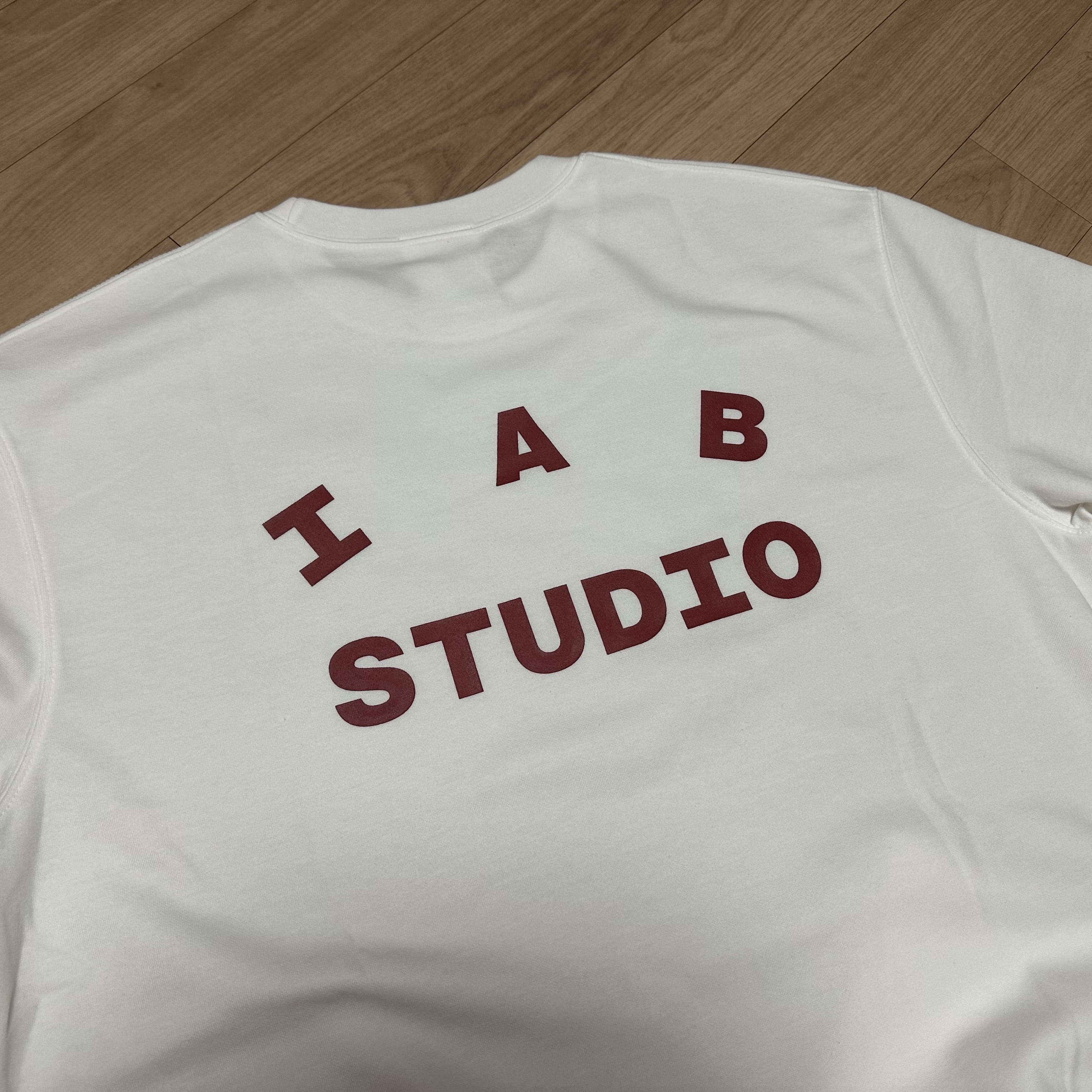 IAB Studio T-Shirt White Burgundy 착용 스타일 - 1