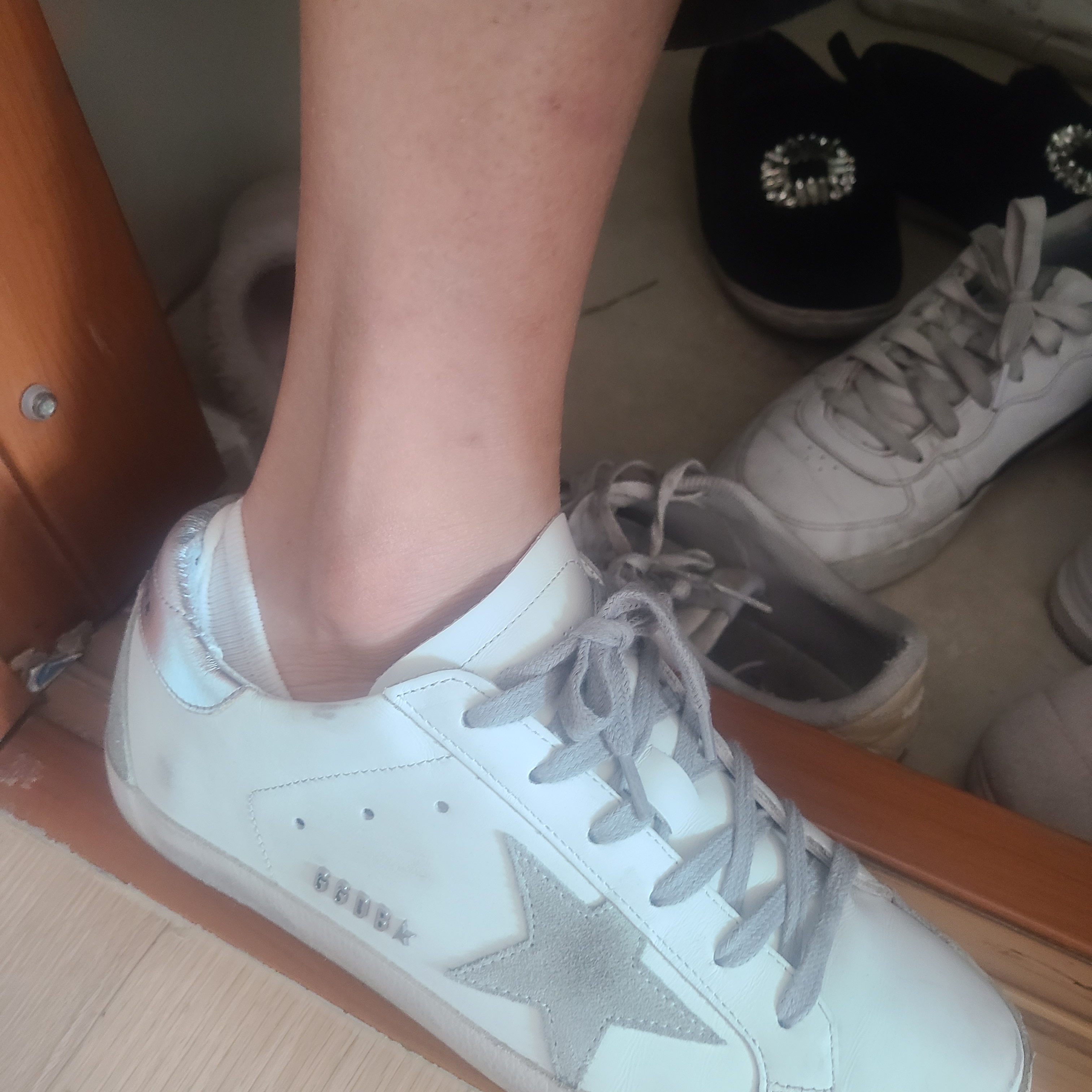 (W) Golden Goose Superstar White Silver Heel Tab Sneakers 착용 스타일