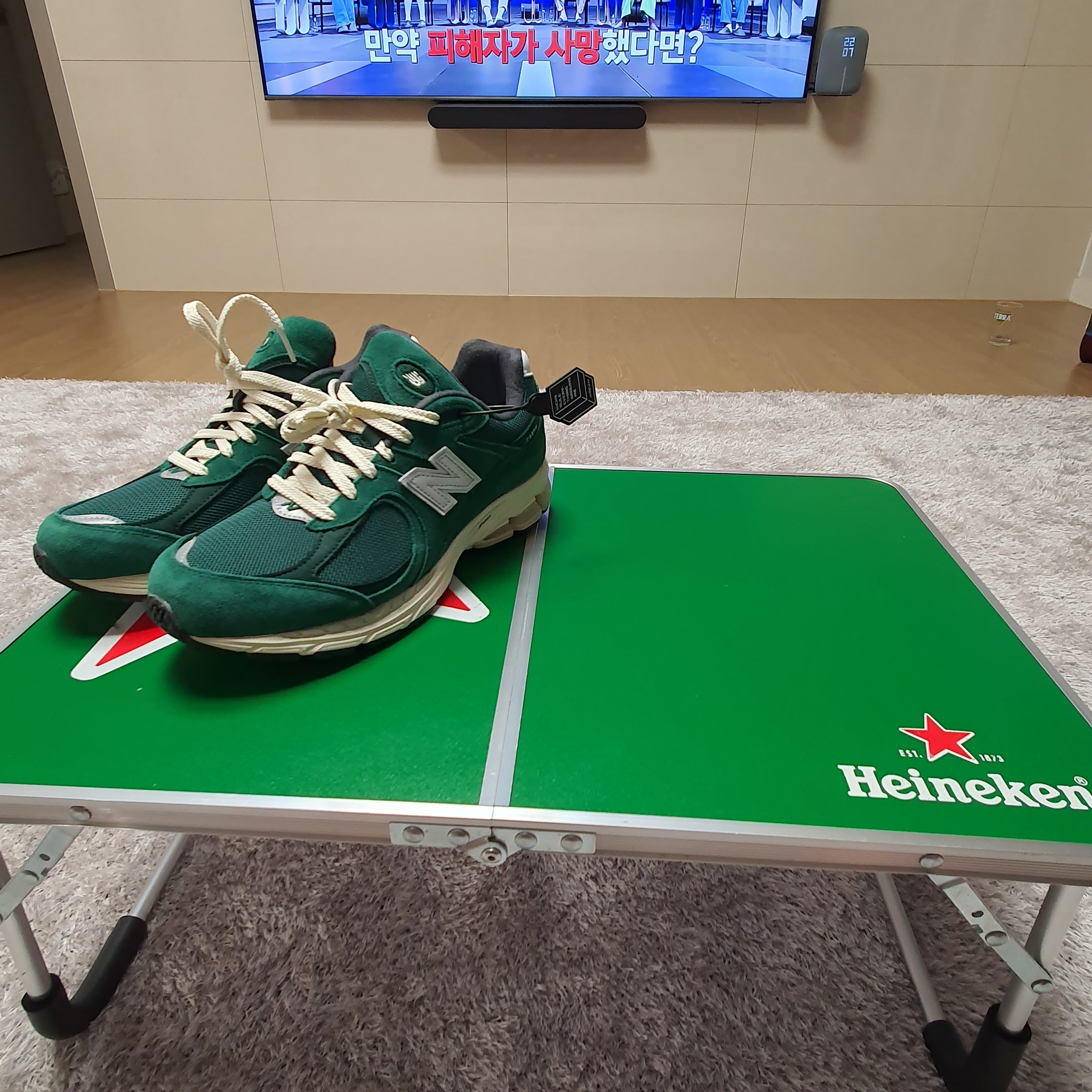 New Balance 2002R Nightwatch Green 착용 스타일