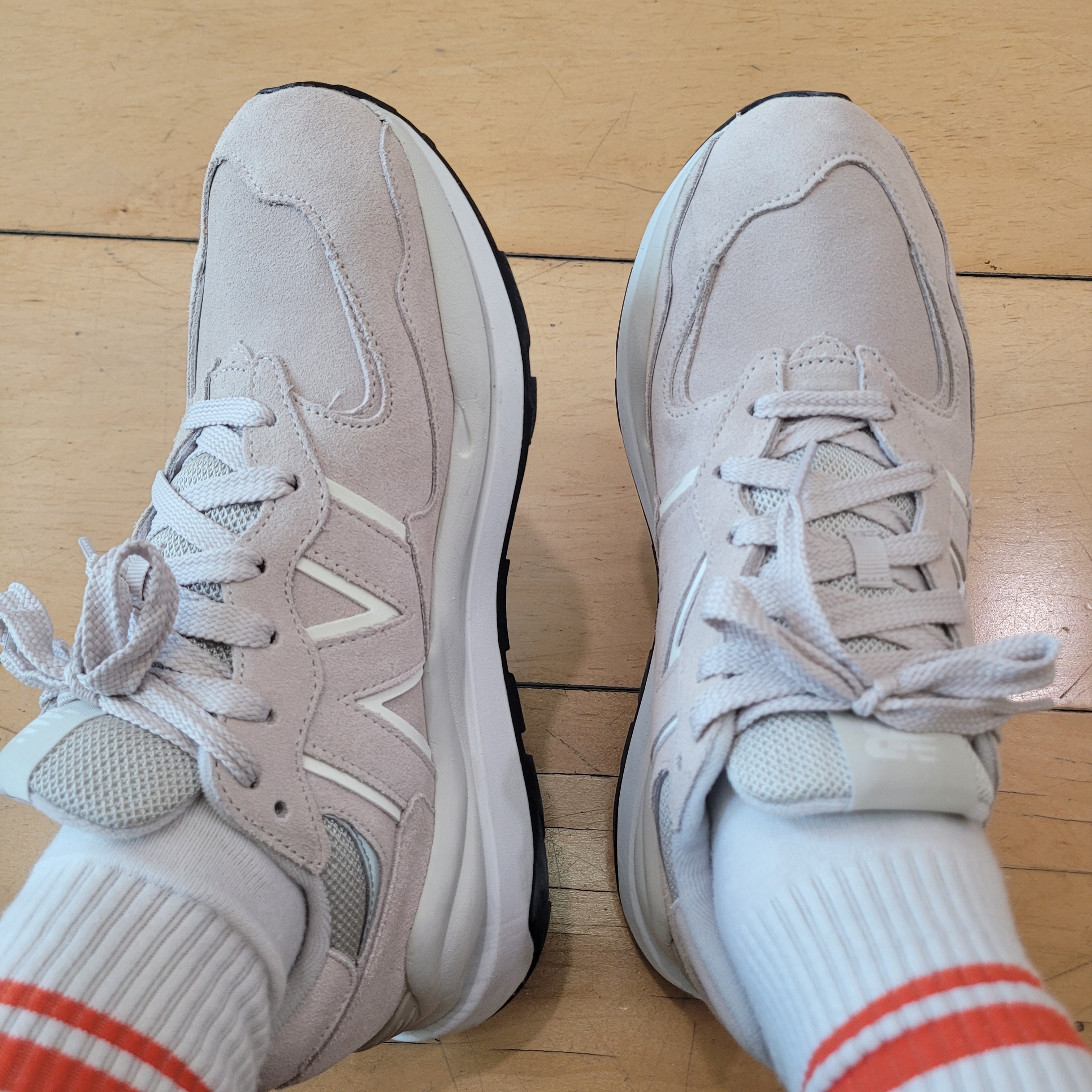 New Balance 5740 Moonbeam Sea Salt 착용 스타일