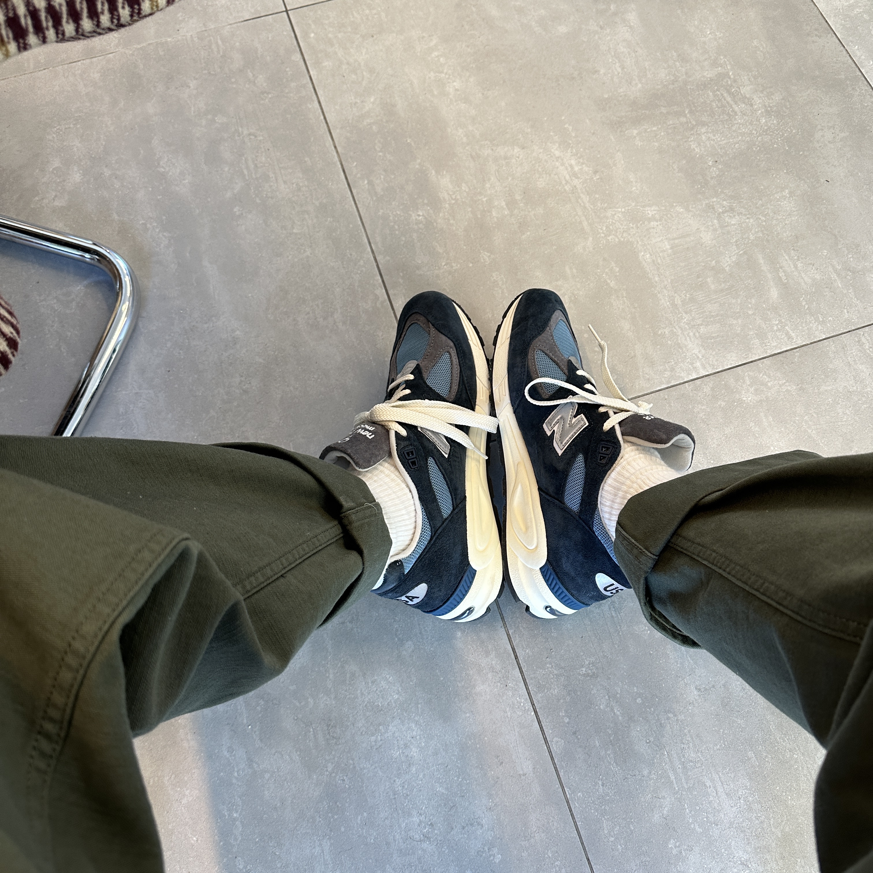 New Balance 990v2 Made in USA Navy Castlerock 착용 스타일 - 2