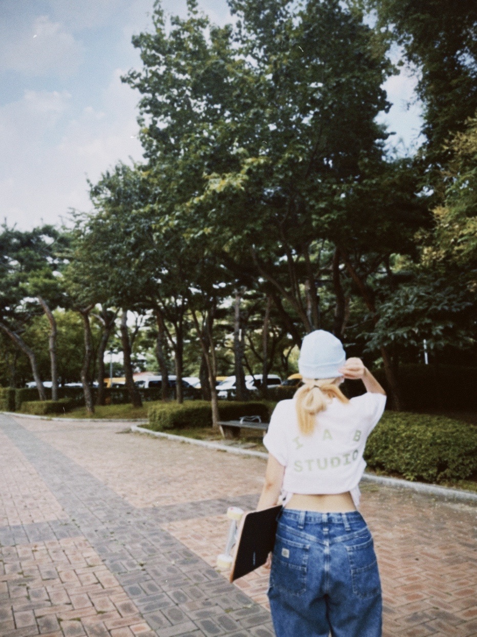 IAB Studio T-Shirt White Light Green 착용 스타일 - 2