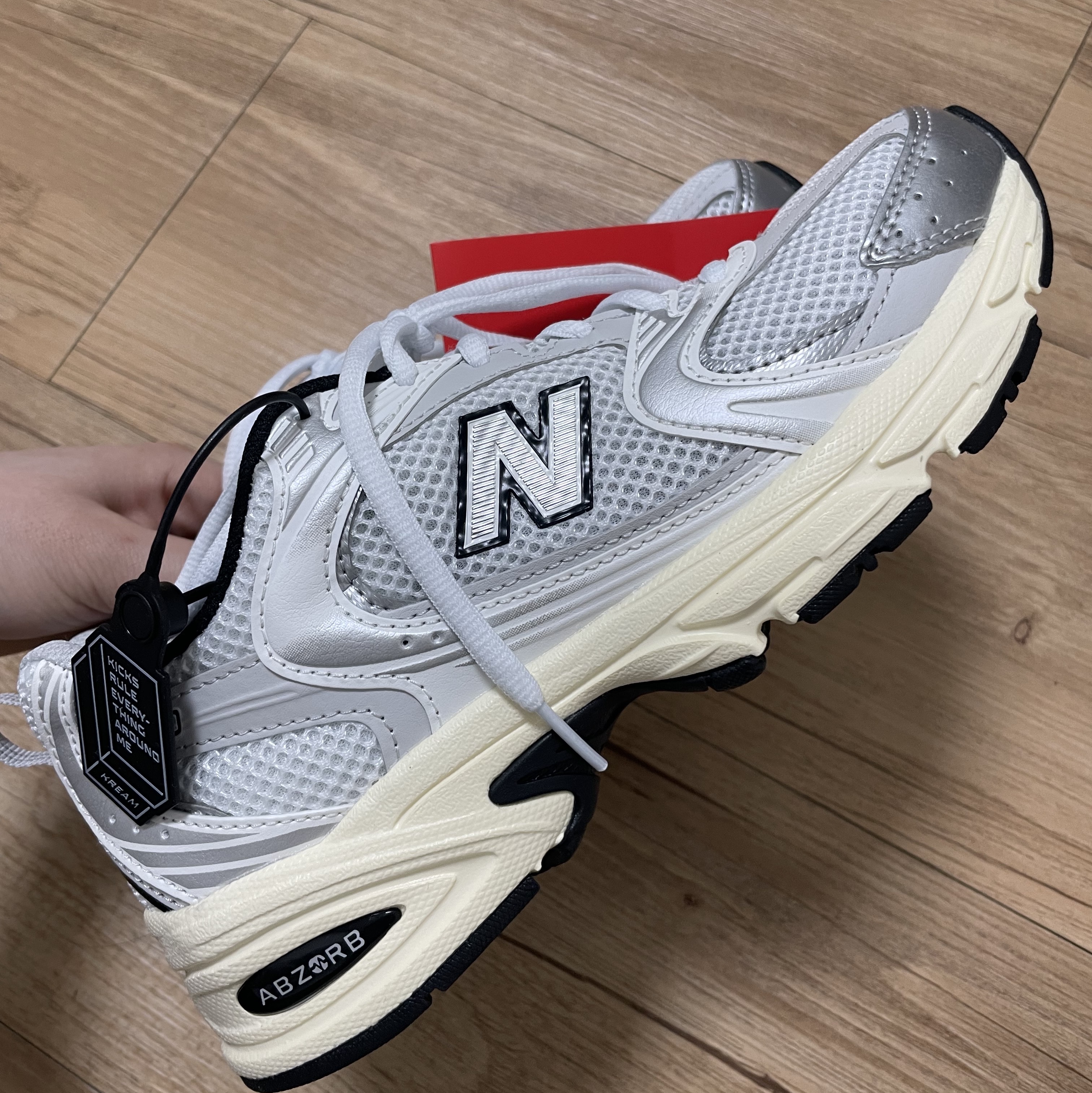 New Balance 530 Silver Cream 착용 스타일