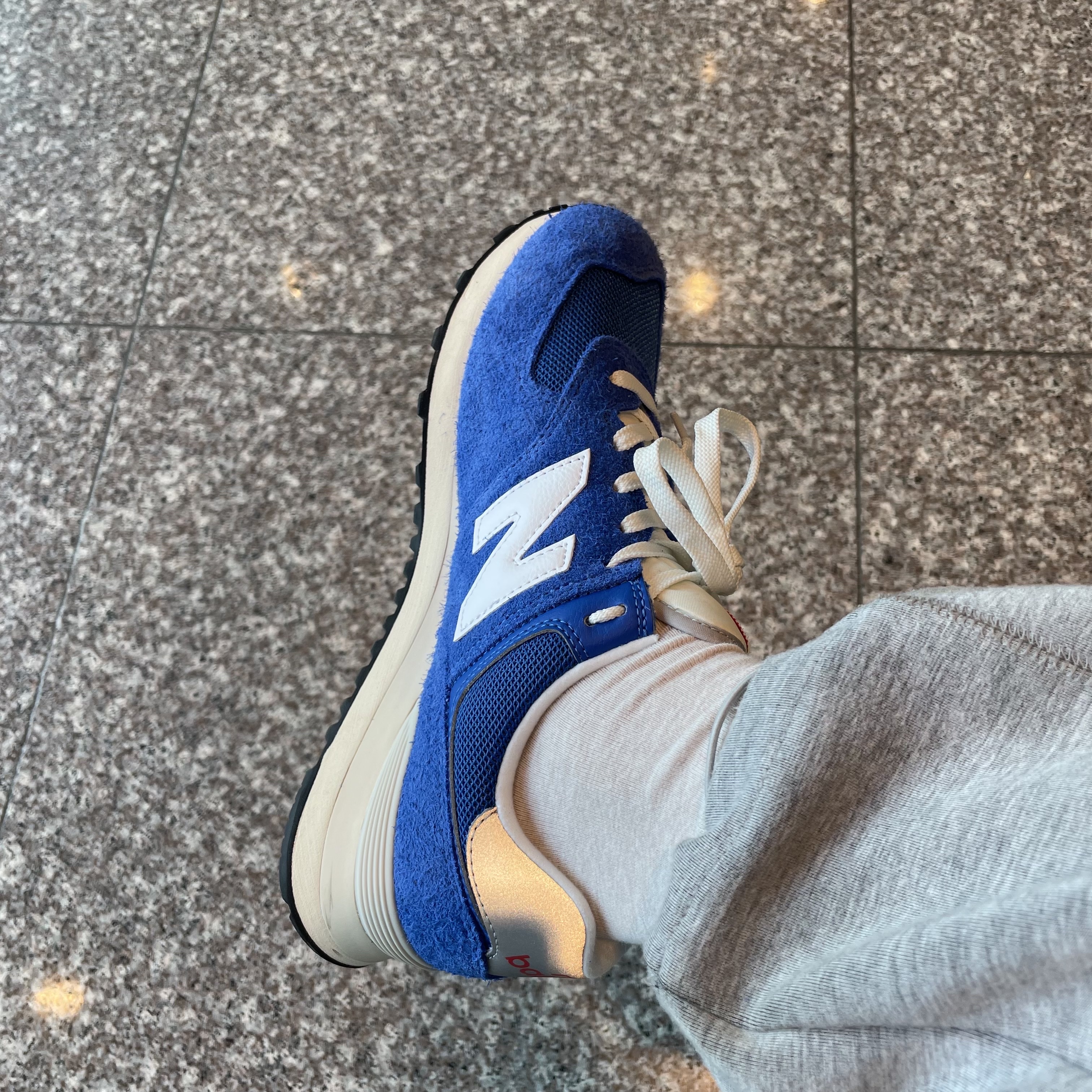 New Balance 574 Heritage Blue White 착용 스타일 - 2