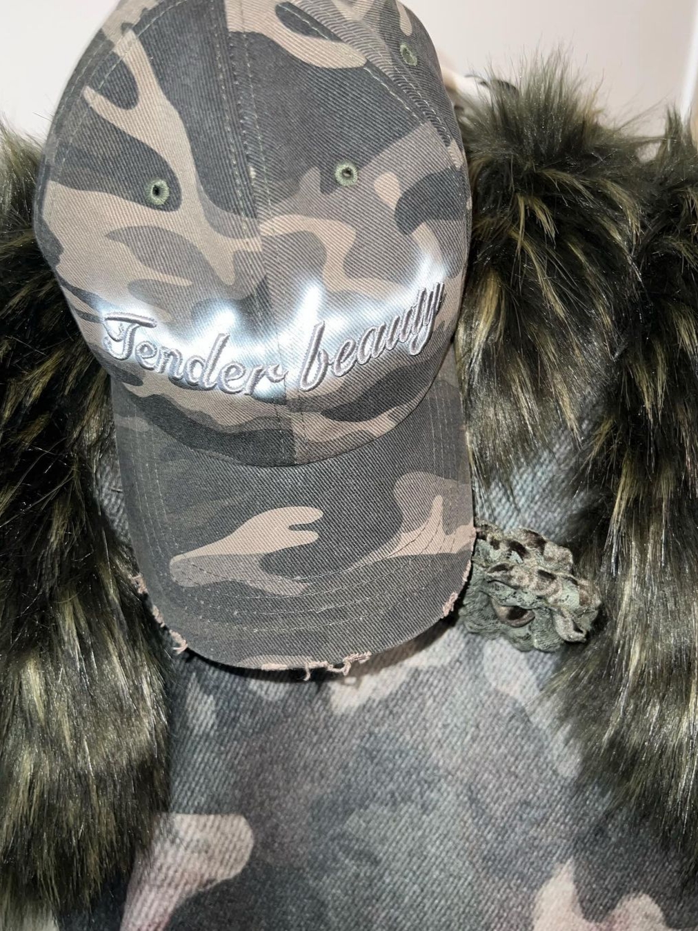 2000Archives Tender Beauty Camo Ball Cap 착용 스타일