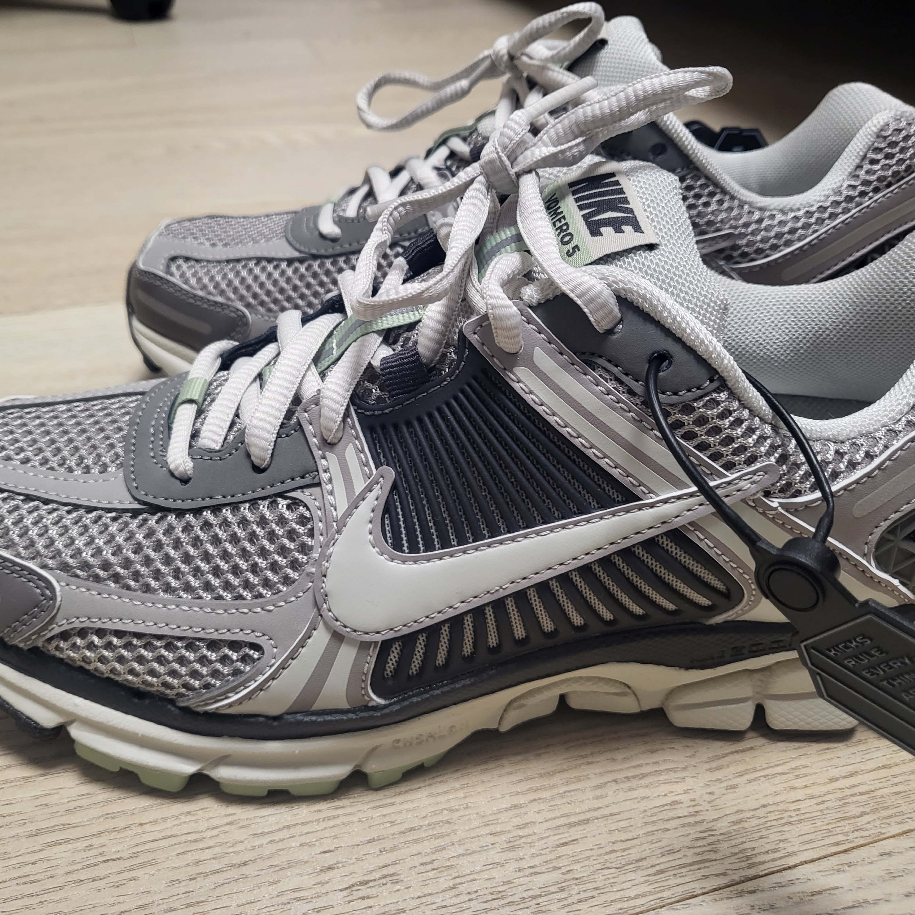 (W) Nike Zoom Vomero 5 Cobblestone and Flat Pewter 착용 스타일 - 1