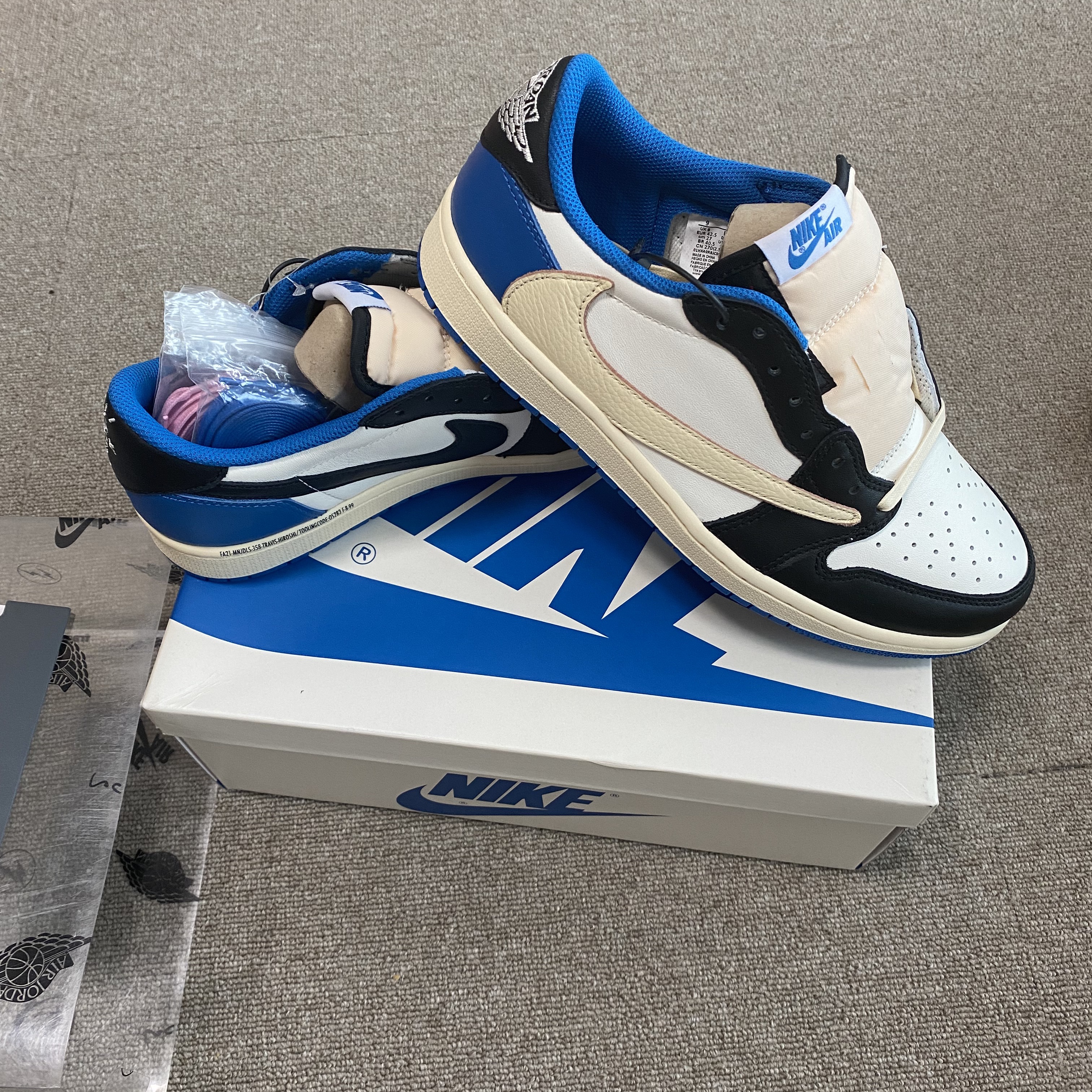 Jordan 1 x Travis Scott x Fragment Retro Low OG SP Military Blue 착용 스타일 - 2