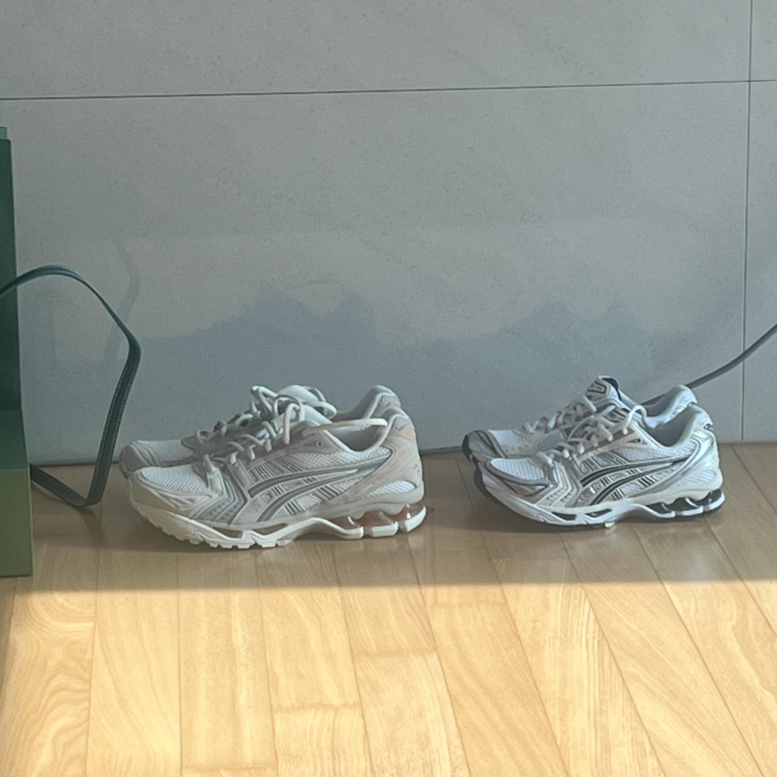 Asics Gel-Kayano 14 Birchy Clay Grey, (W) Asics Gel-Kayano 14 White Midnight 착용 스타일