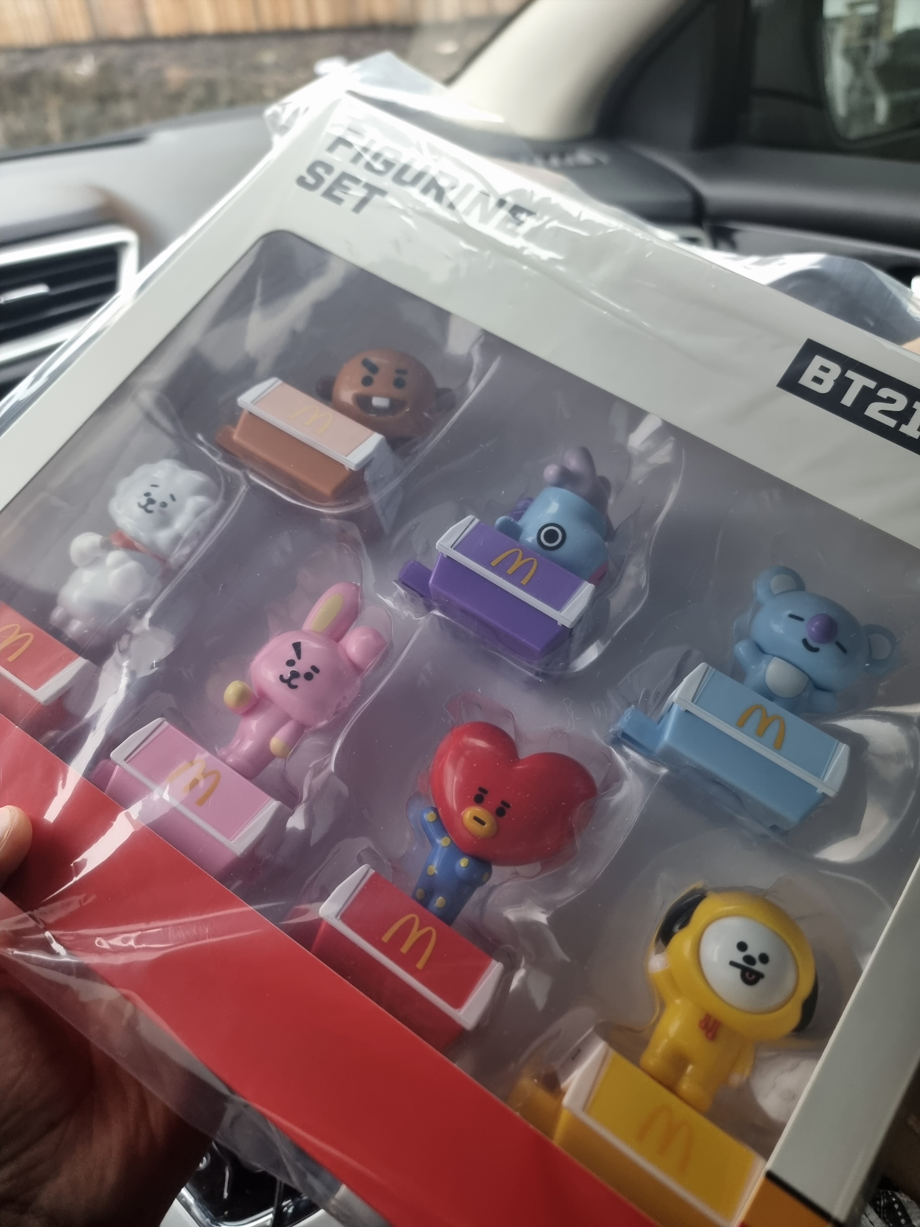 McDonald's x BT21 Figurine Set Collectors Kit 착용 스타일