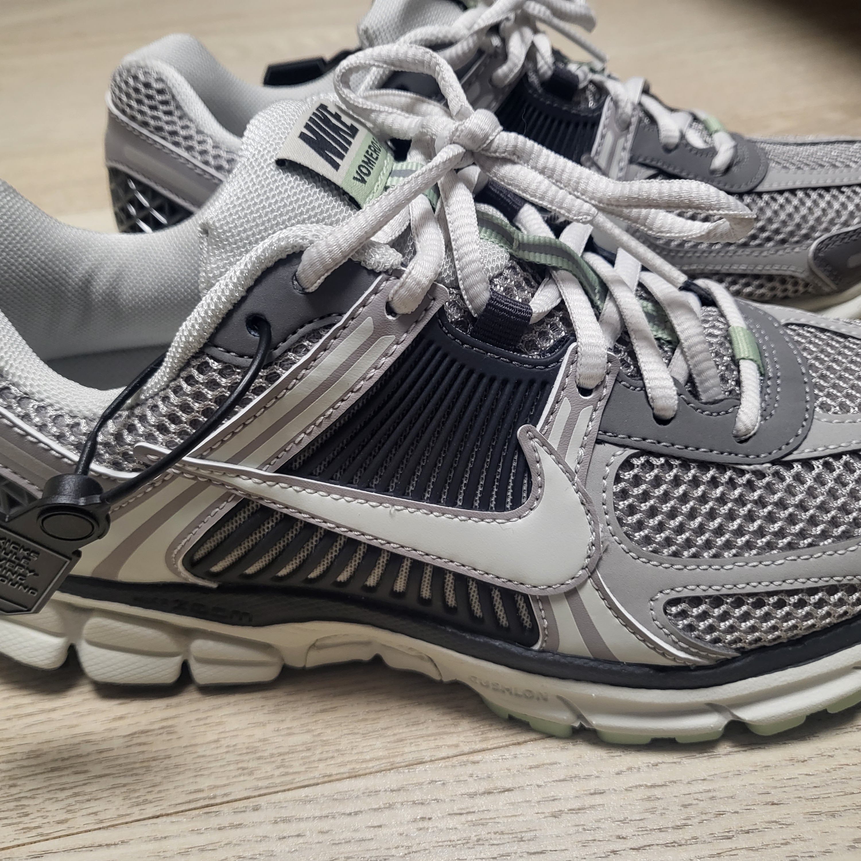 (W) Nike Zoom Vomero 5 Cobblestone and Flat Pewter 착용 스타일 - 2