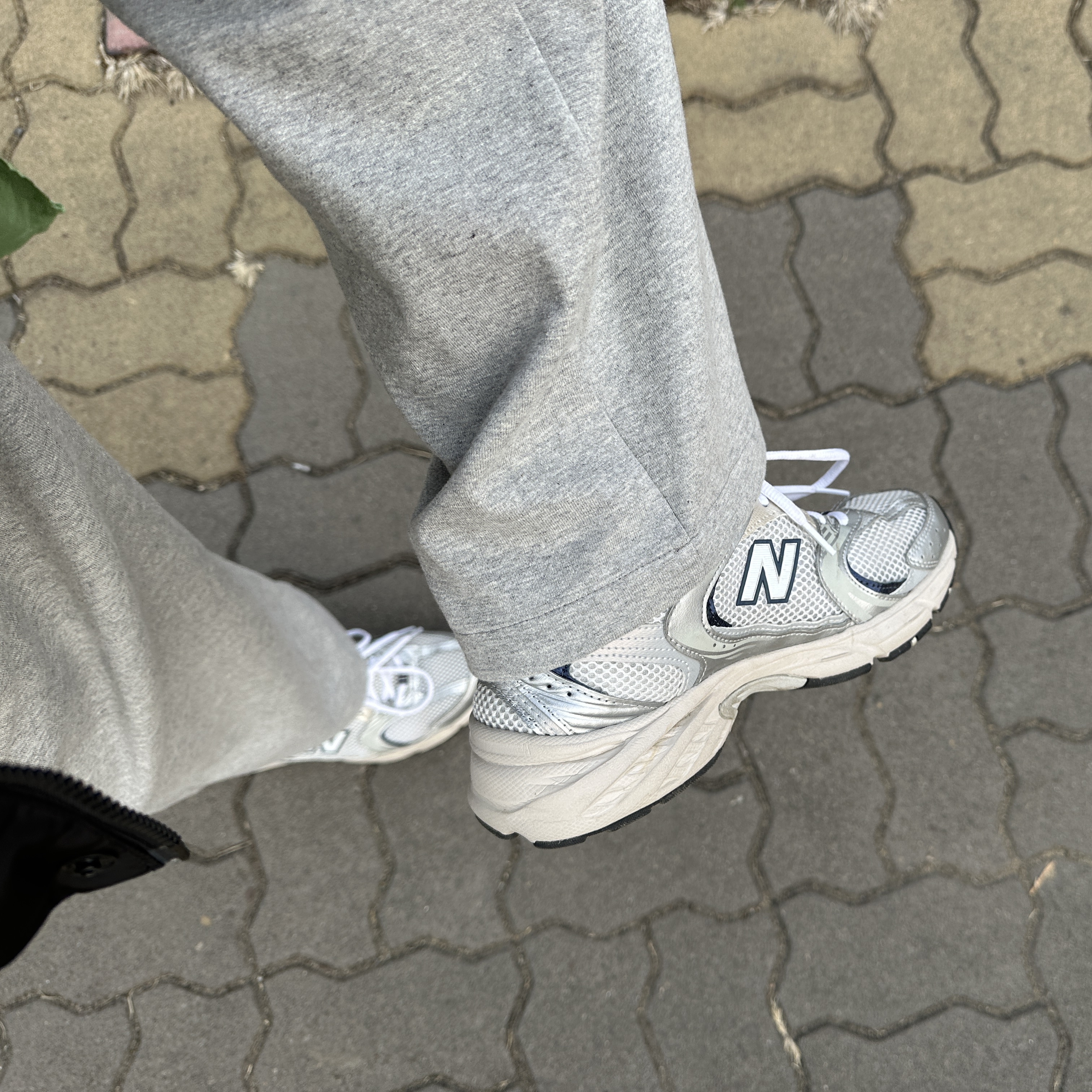New Balance 530 Steel Grey 착용 스타일 - 1