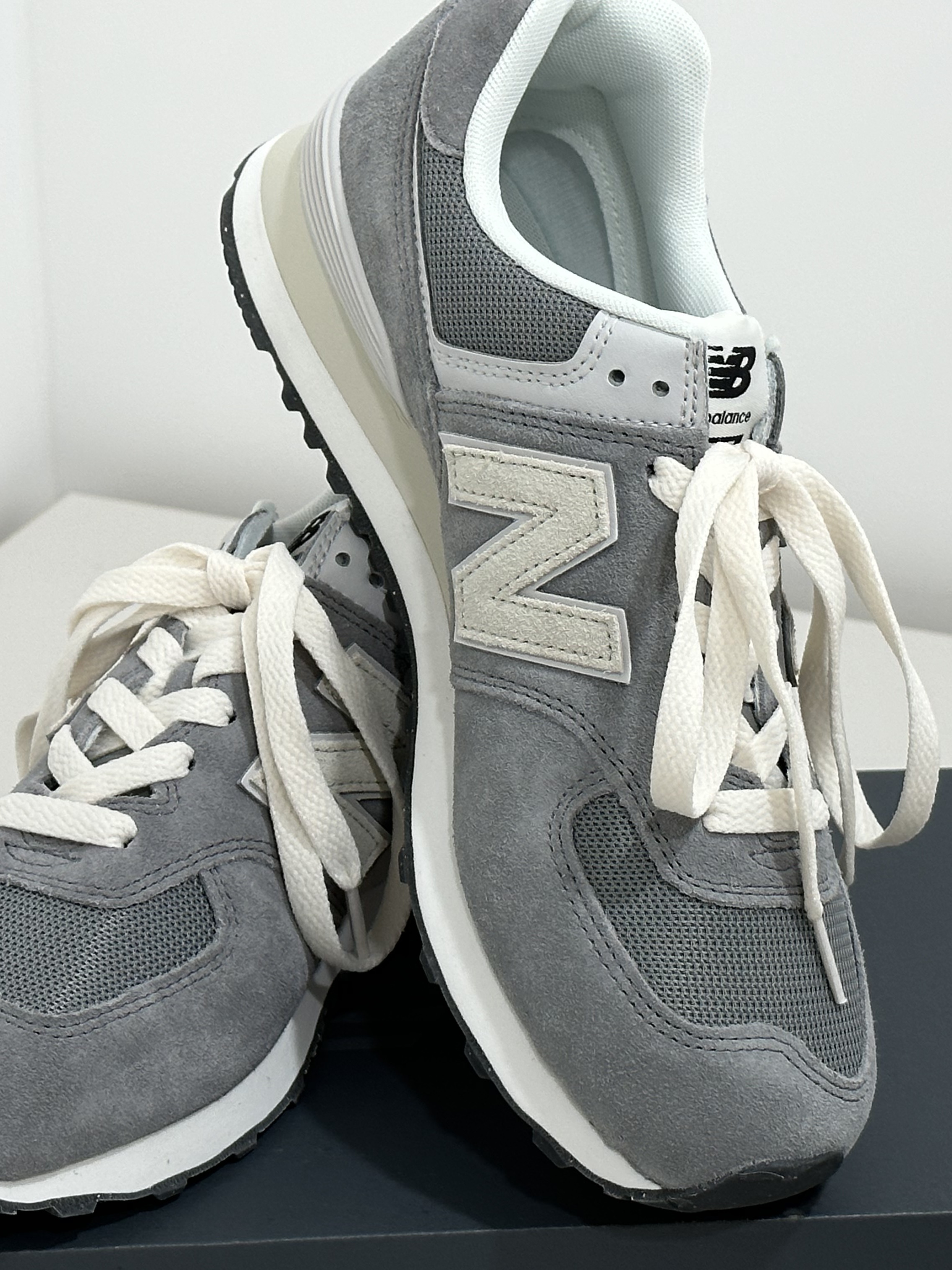 New Balance 574 Classics Reimagined Gray 착용 스타일 - 1
