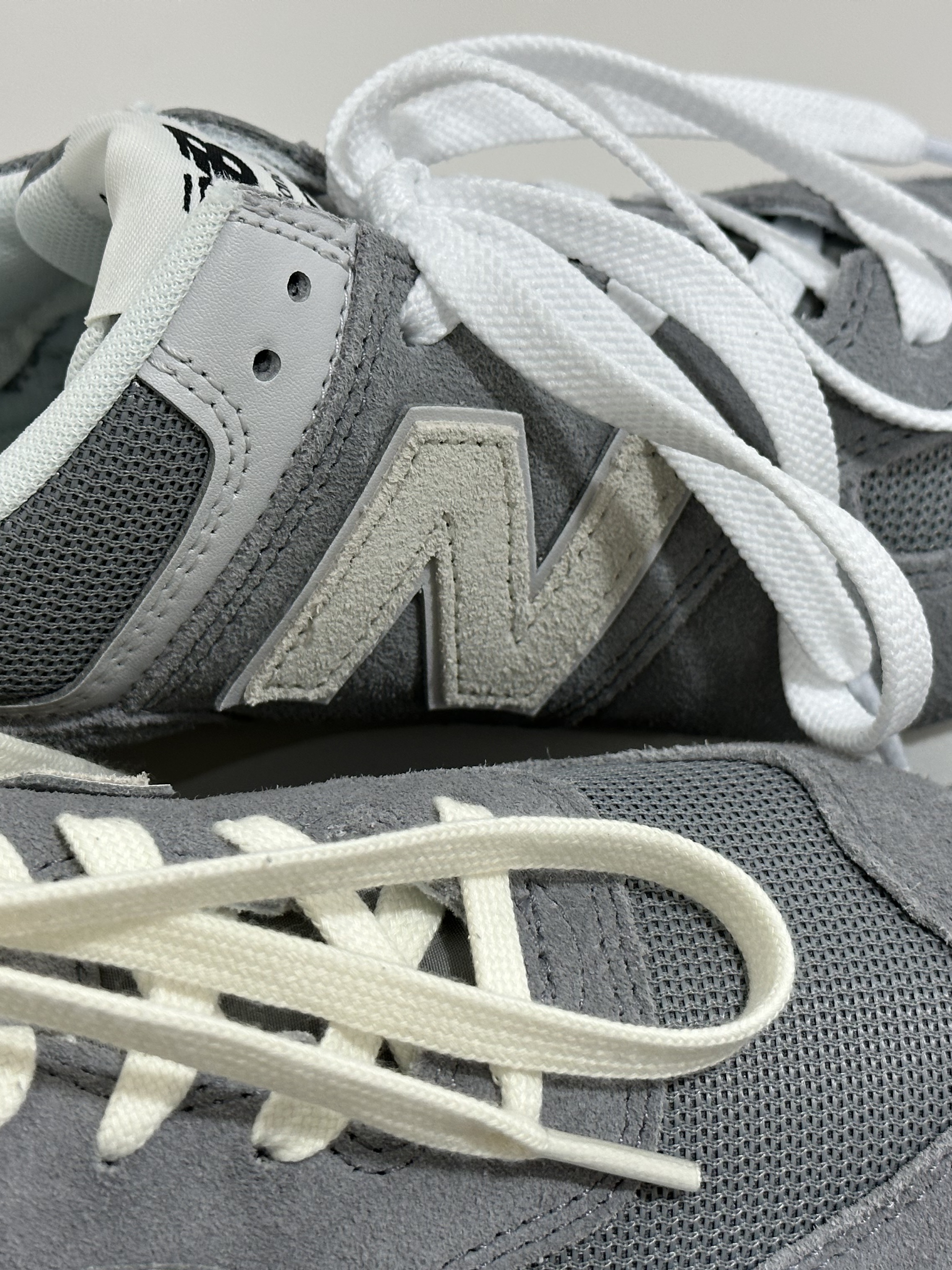 New Balance 574 Classics Reimagined Gray 착용 스타일 - 3