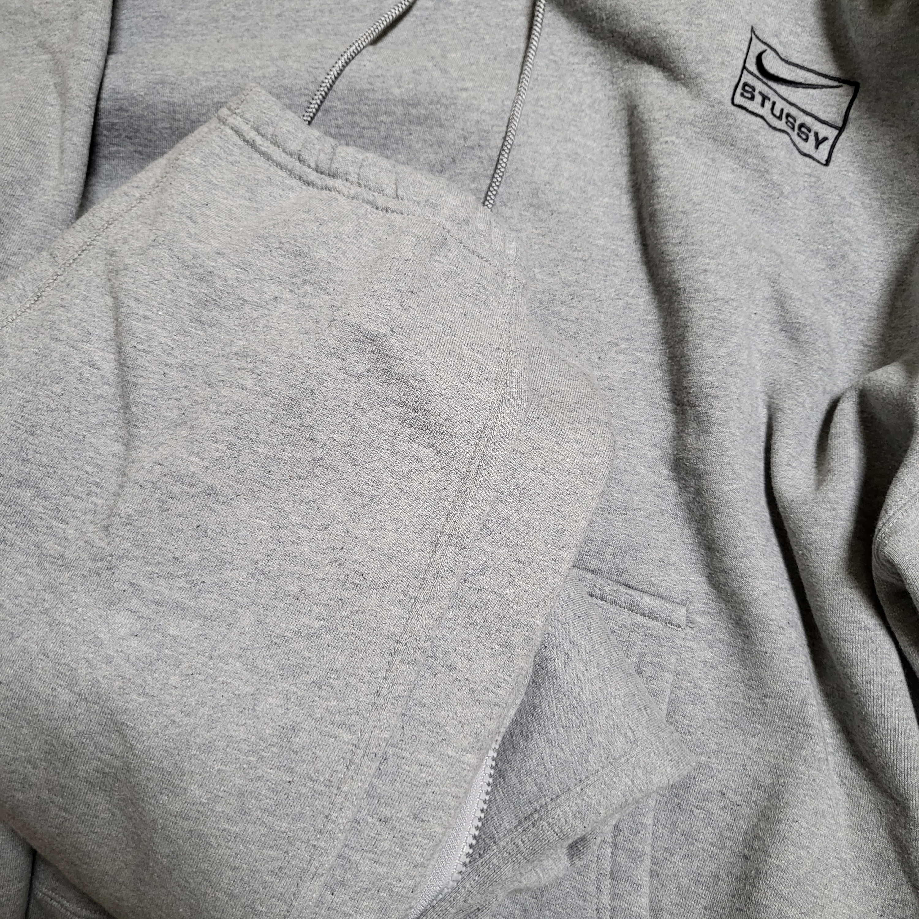 Nike x Stussy NRG RA Pullover Hoodie Dark Grey Heather (DJ9488-063), Nike x Stussy NRG RA Fleece Pants Dark Grey Heather (DJ9490-063) 착용 스타일