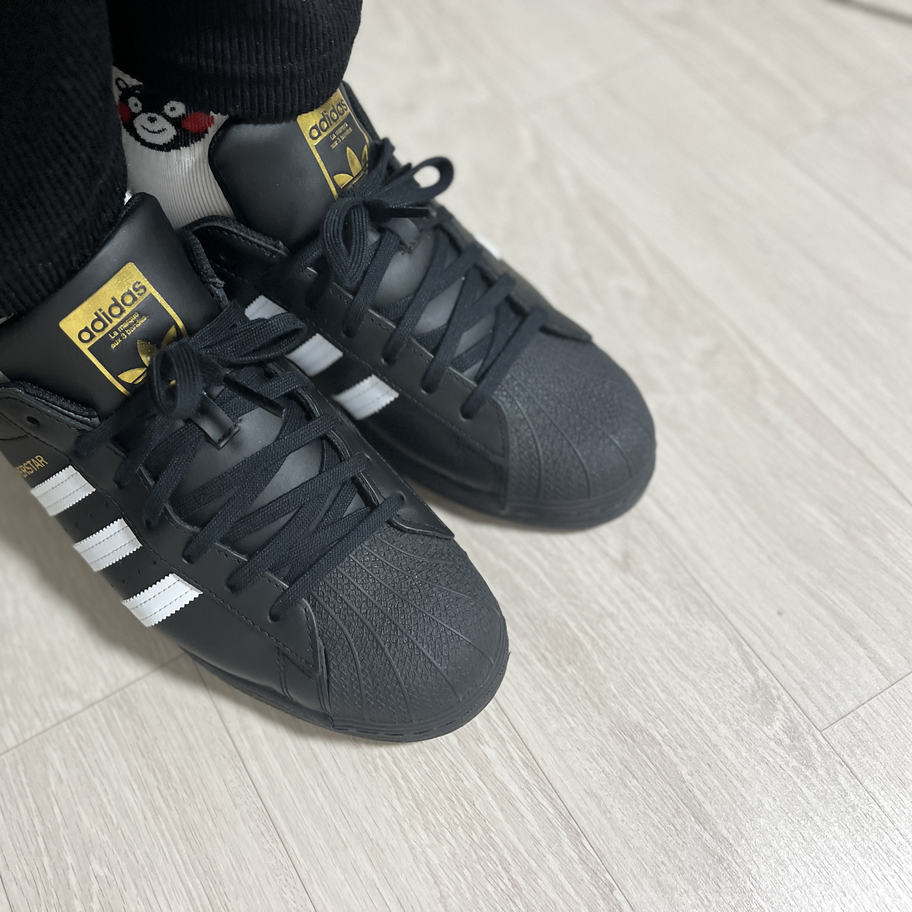 Adidas Superstar Core Black White 착용 스타일 - 2