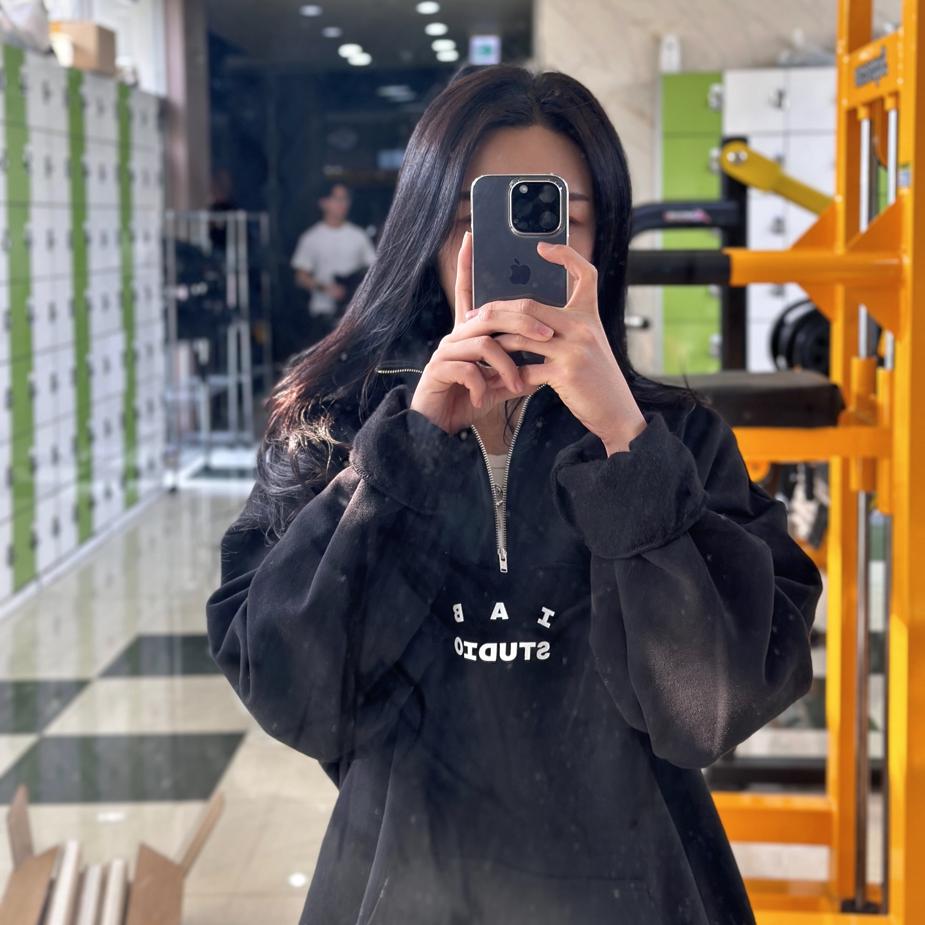 IAB Studio Half Zip-Up Black White 착용 스타일 - 3