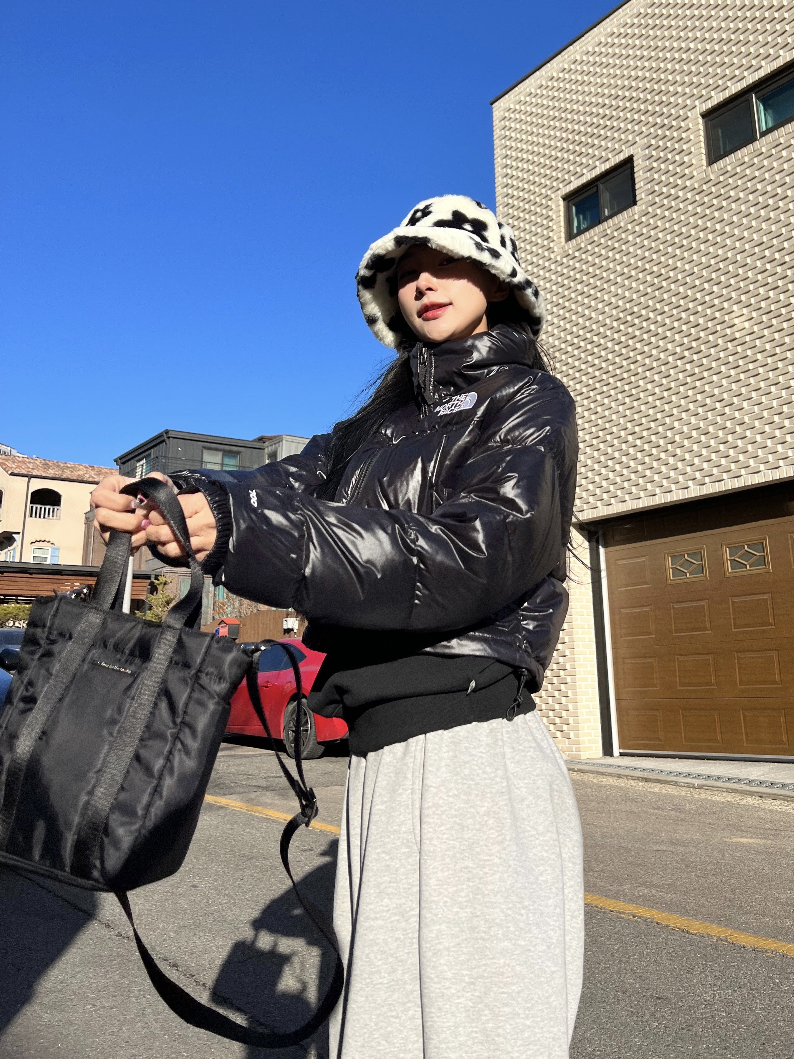 (W) The North Face Nuptse Short Jacket TNF Black, Jordan 1 Mid SE ASW Black 착용 스타일 - 3